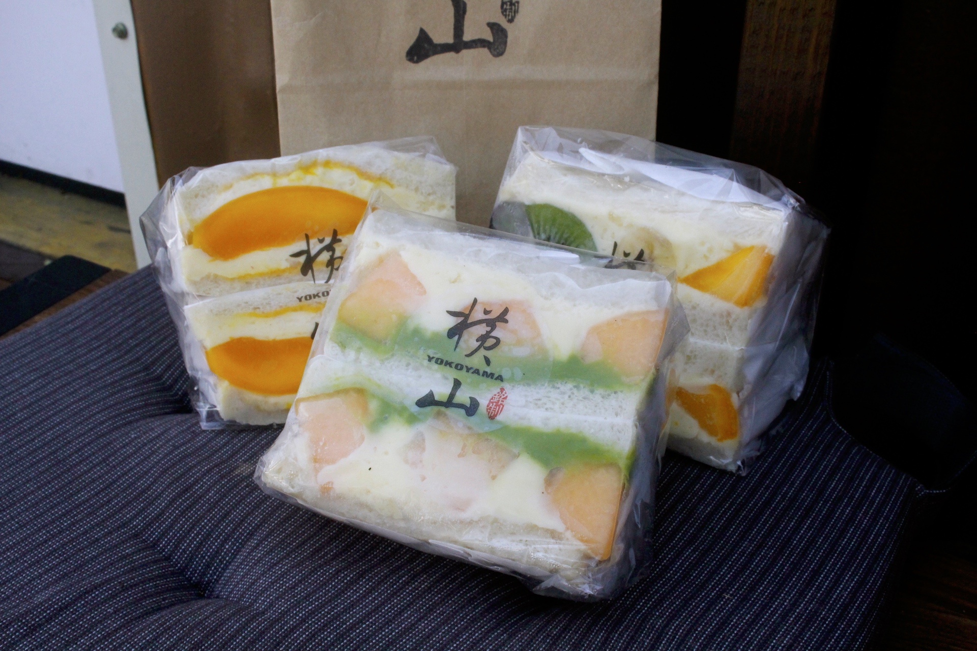 【台中 橫山銘製三明治】中科商圈貨櫃屋“水果三明治”。「夏艷香蘭芒果」三明治用了一整顆金黃芒果! 【台中 橫山銘製三明治】中科商圈貨櫃屋“水果三明治”。「夏艷香蘭芒果」三明治用了一整顆金黃芒果!
