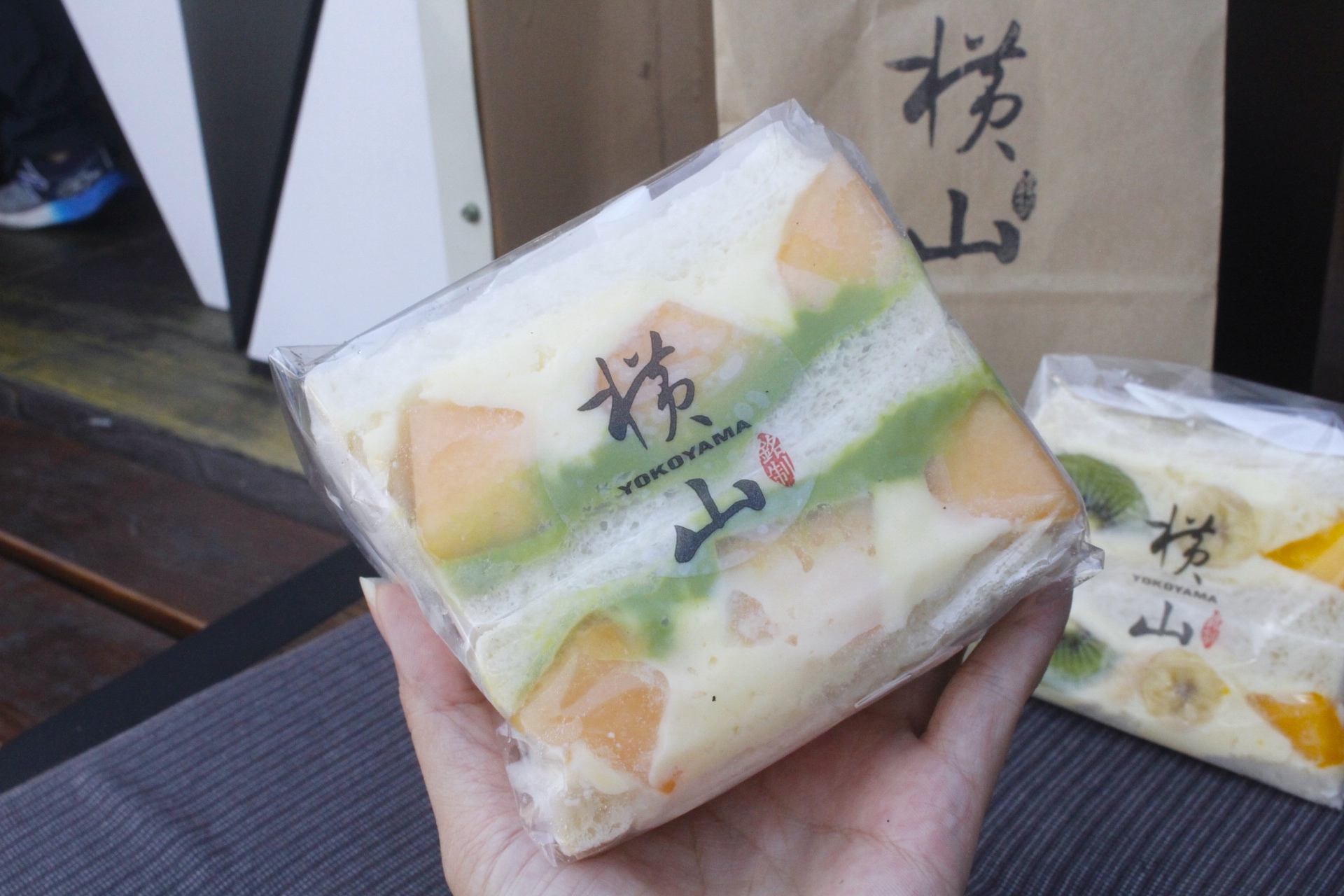 【台中 橫山銘製三明治】中科商圈貨櫃屋“水果三明治”。「夏艷香蘭芒果」三明治用了一整顆金黃芒果！