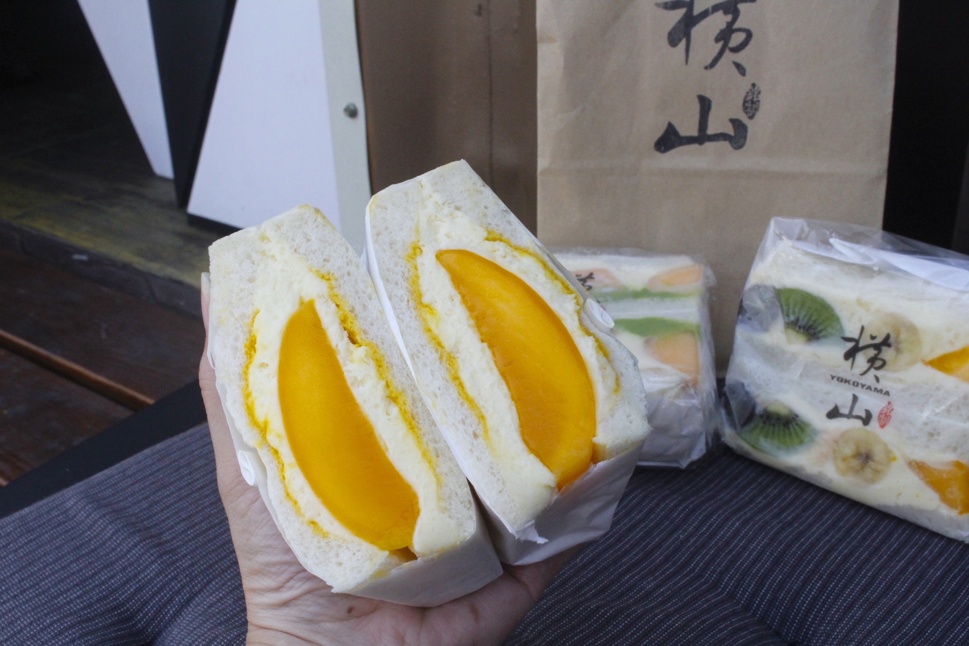 【台中 橫山銘製三明治】中科商圈貨櫃屋“水果三明治”。「夏艷香蘭芒果」三明治用了一整顆金黃芒果! 【台中 橫山銘製三明治】中科商圈貨櫃屋“水果三明治”。「夏艷香蘭芒果」三明治用了一整顆金黃芒果!