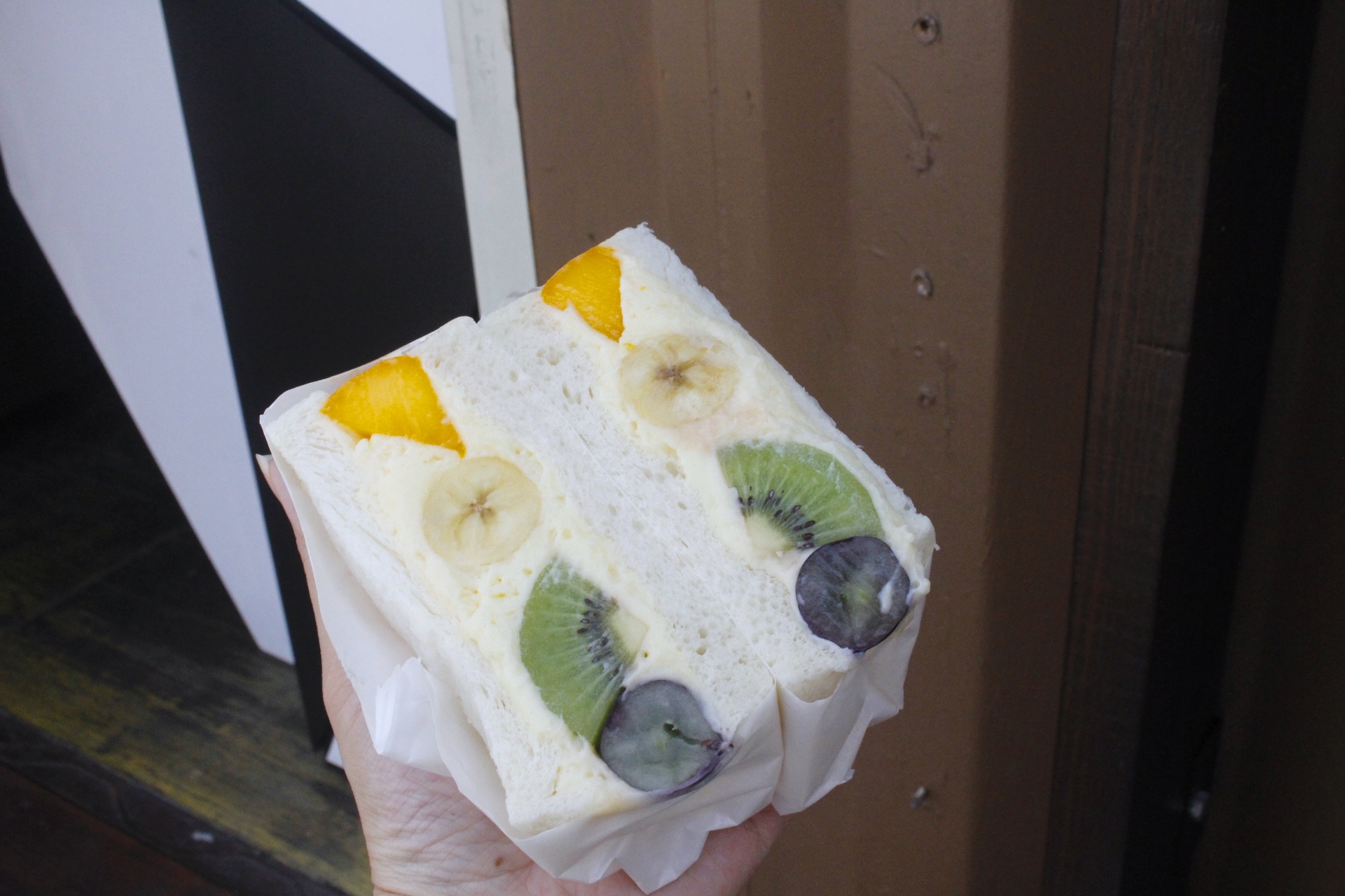【台中 橫山銘製三明治】中科商圈貨櫃屋“水果三明治”。「夏艷香蘭芒果」三明治用了一整顆金黃芒果! 【台中 橫山銘製三明治】中科商圈貨櫃屋“水果三明治”。「夏艷香蘭芒果」三明治用了一整顆金黃芒果!