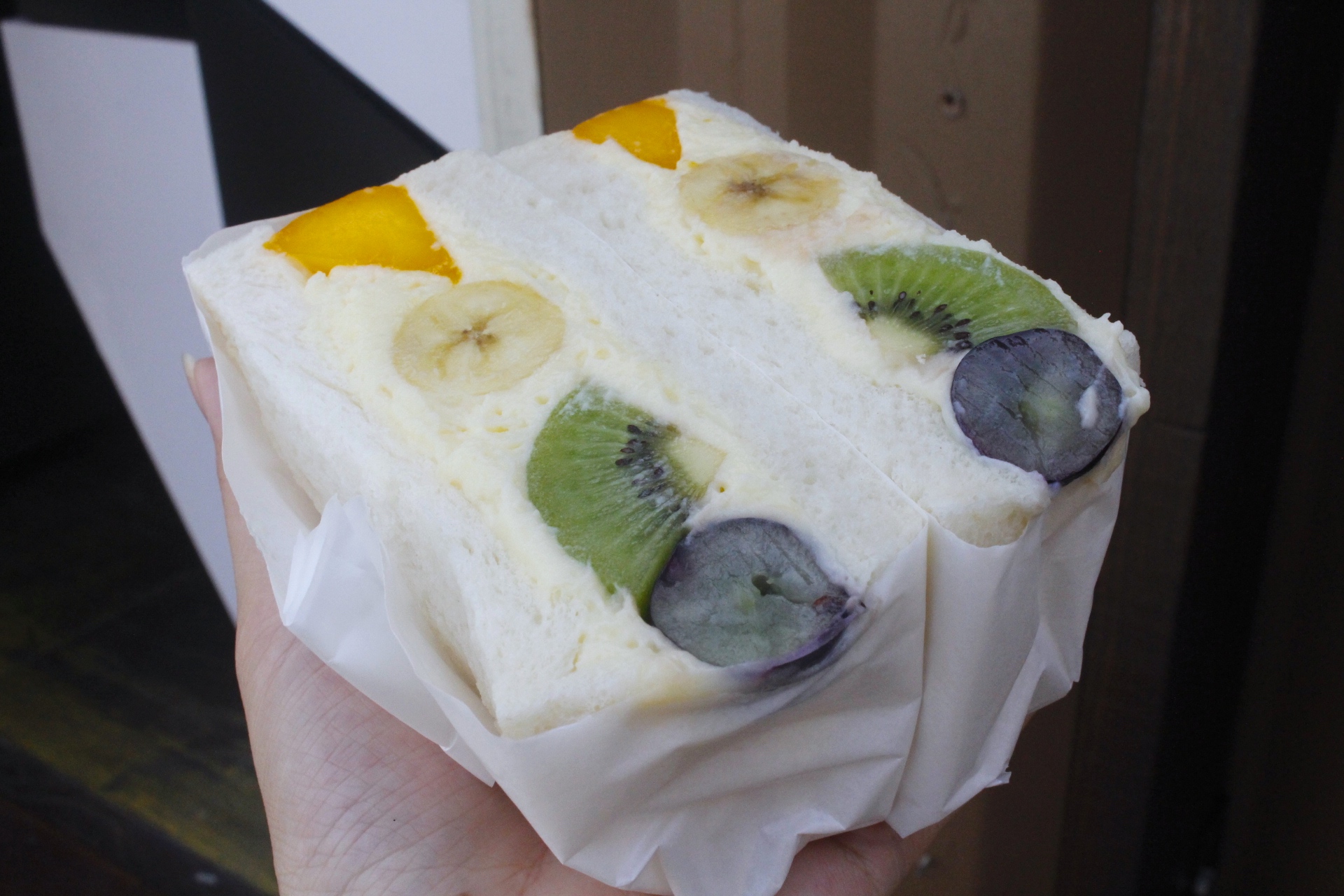 【台中 橫山銘製三明治】中科商圈貨櫃屋“水果三明治”。「夏艷香蘭芒果」三明治用了一整顆金黃芒果! 【台中 橫山銘製三明治】中科商圈貨櫃屋“水果三明治”。「夏艷香蘭芒果」三明治用了一整顆金黃芒果!