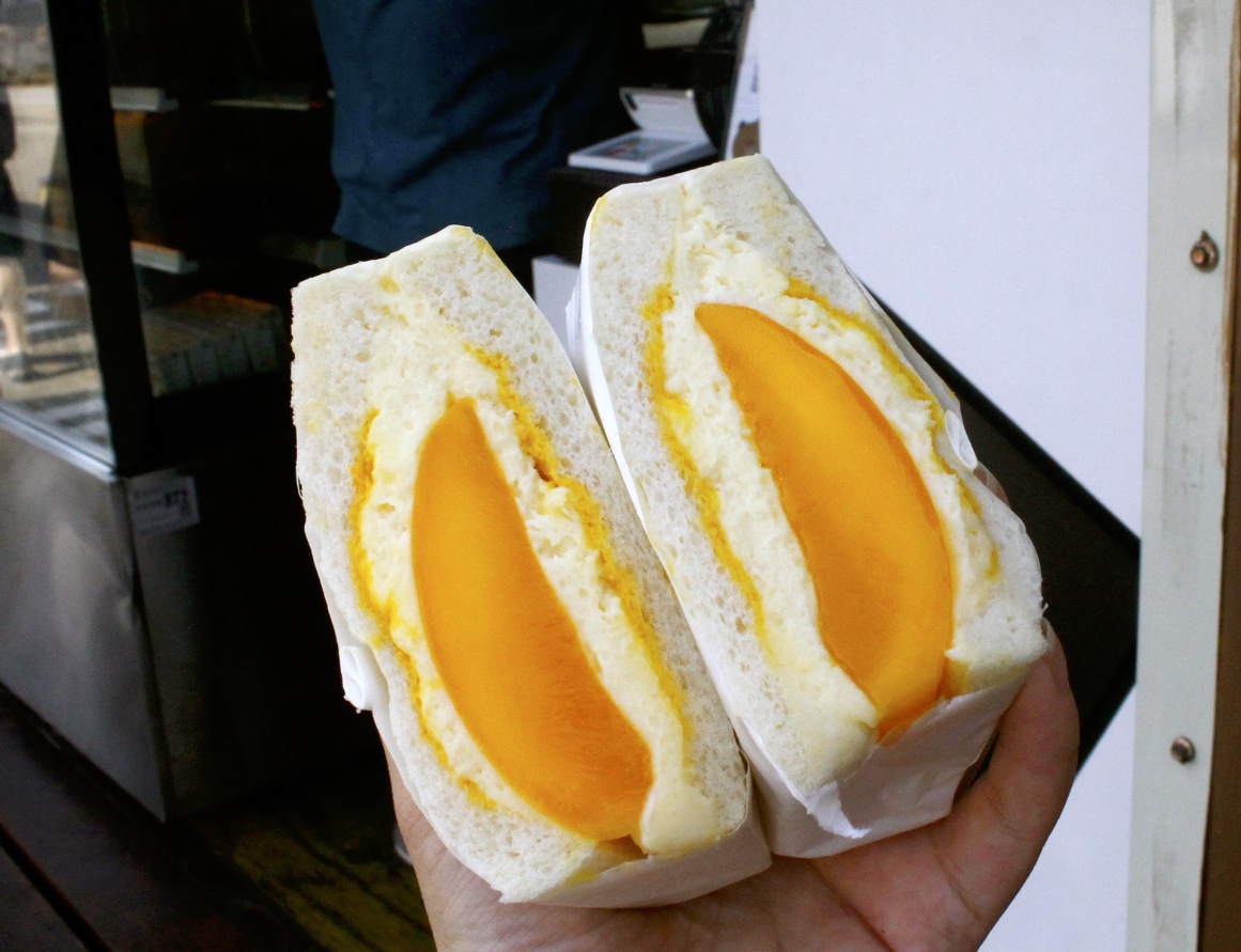 【台中 橫山銘製三明治】中科商圈貨櫃屋“水果三明治”。「夏艷香蘭芒果」三明治用了一整顆金黃芒果! 【台中 橫山銘製三明治】中科商圈貨櫃屋“水果三明治”。「夏艷香蘭芒果」三明治用了一整顆金黃芒果!