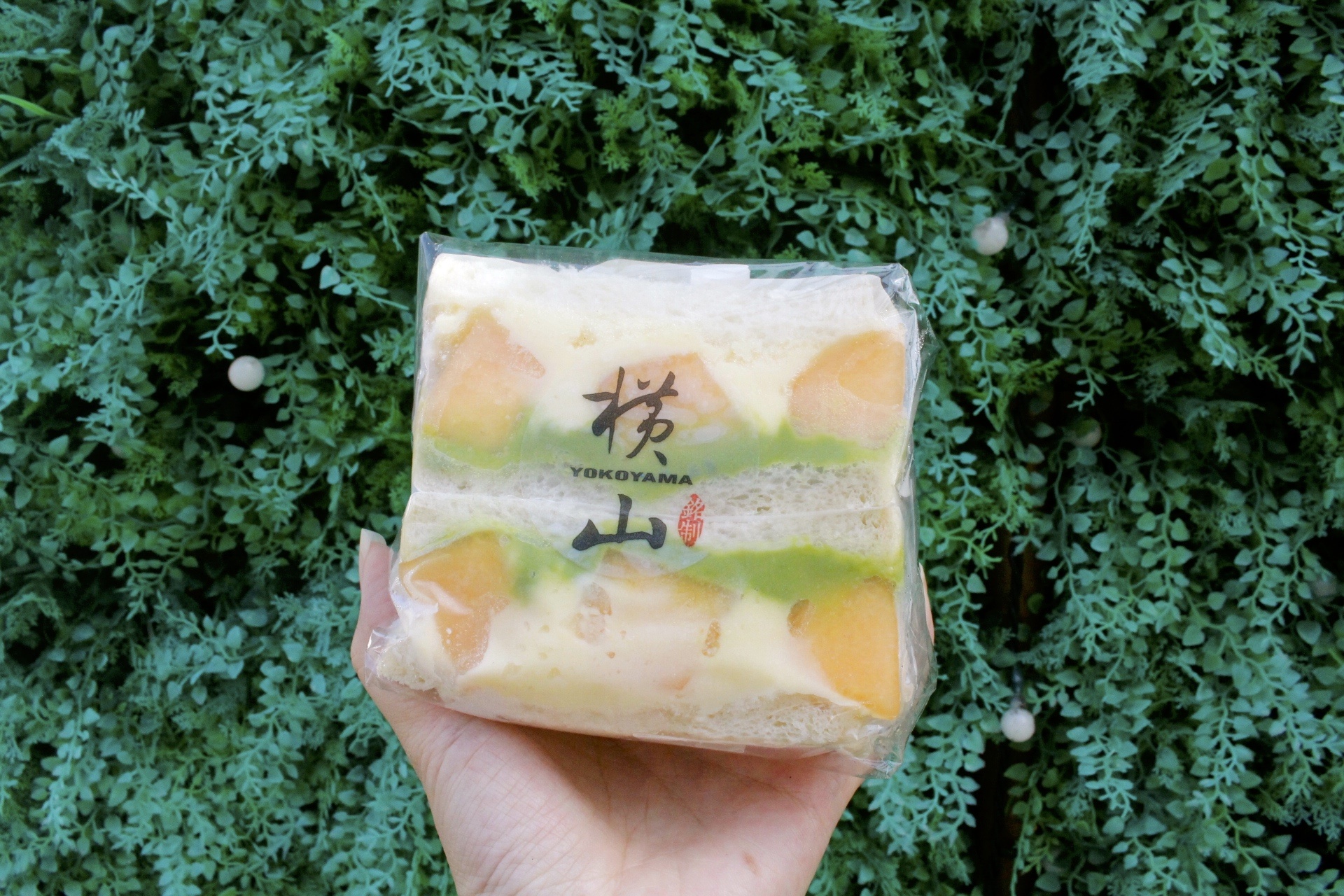 【台中 橫山銘製三明治】中科商圈貨櫃屋“水果三明治”。「夏艷香蘭芒果」三明治用了一整顆金黃芒果! 【台中 橫山銘製三明治】中科商圈貨櫃屋“水果三明治”。「夏艷香蘭芒果」三明治用了一整顆金黃芒果!