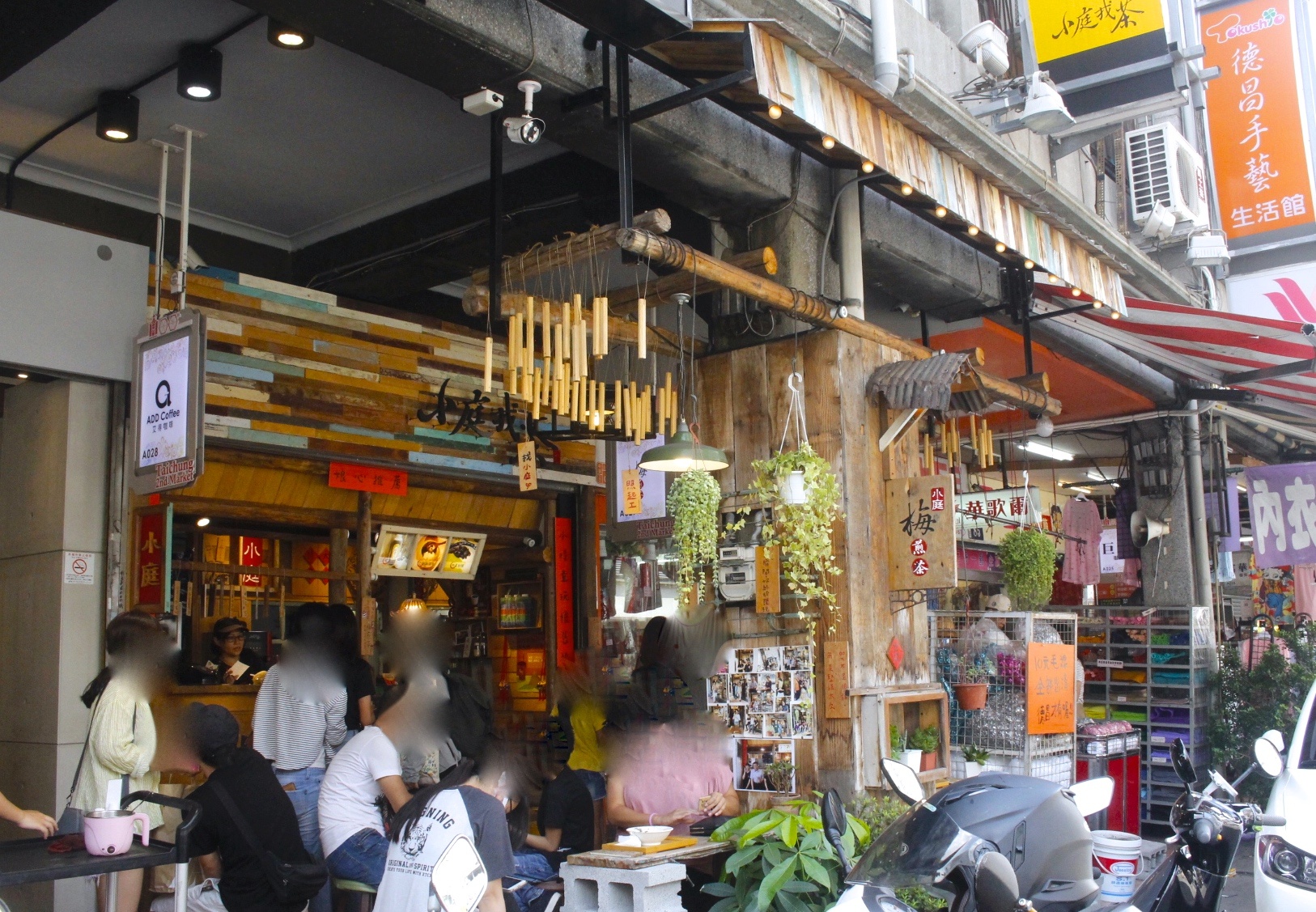 【台中 小庭找茶】藏身台中第二市場小店。台南傳統椪餅大玩創意成了「凸餅冰淇淋」