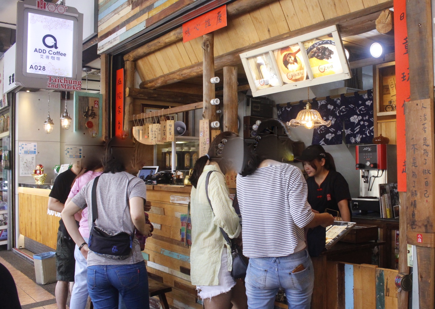 【台中 小庭找茶】藏身台中第二市場小店。台南傳統椪餅大玩創意成了「凸餅冰淇淋」