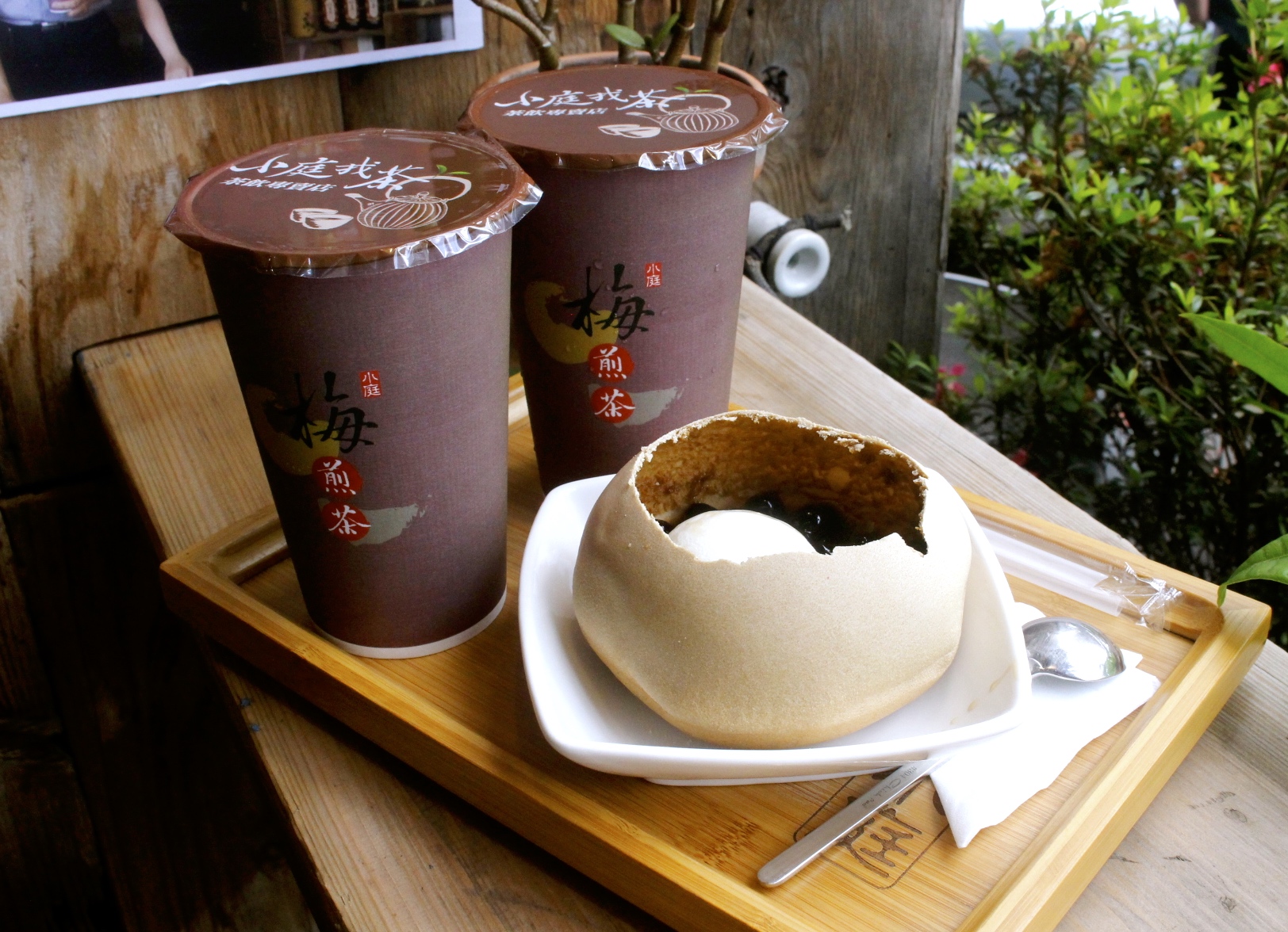 【台中 小庭找茶】藏身台中第二市場小店。台南傳統椪餅大玩創意成了「凸餅冰淇淋」