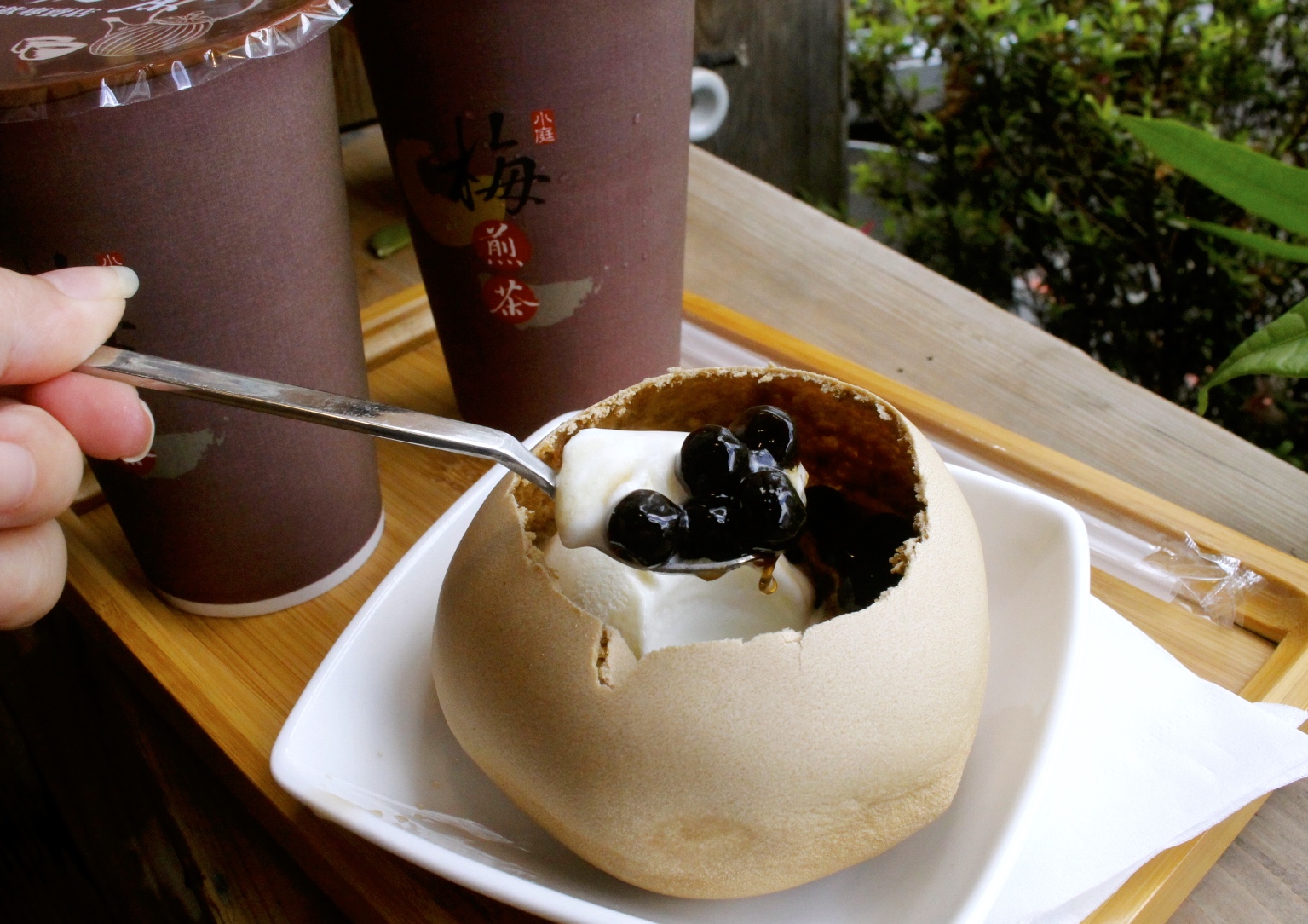 【台中 小庭找茶】藏身台中第二市場小店。台南傳統椪餅大玩創意成了「凸餅冰淇淋」