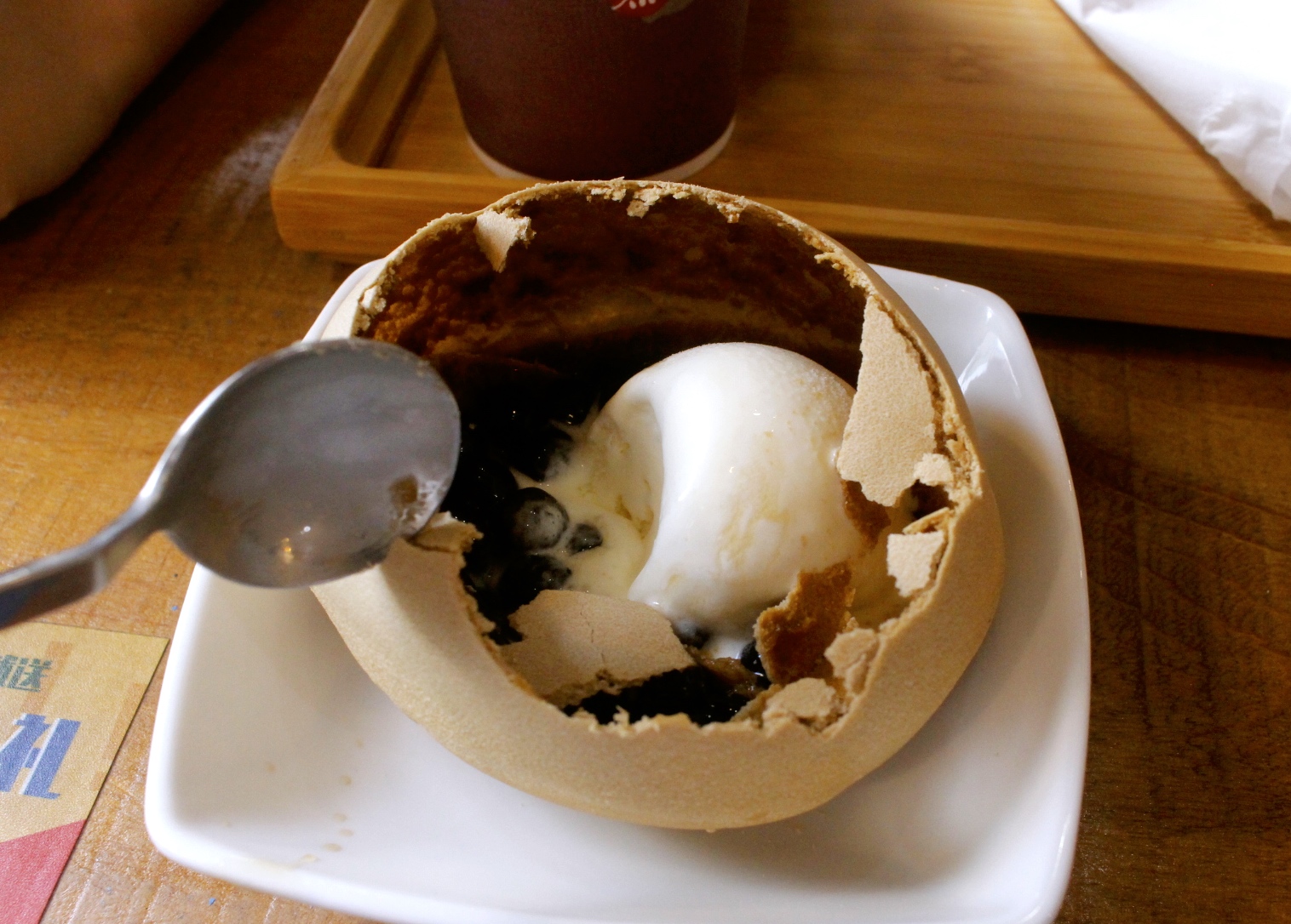 【台中 小庭找茶】藏身台中第二市場小店。台南傳統椪餅大玩創意成了「凸餅冰淇淋」