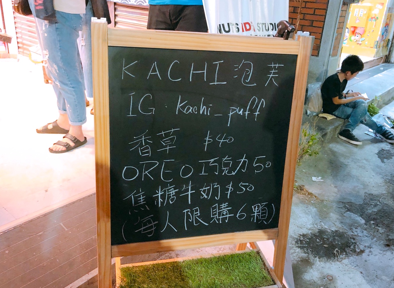 【台中 KACHI 泡芙】逢甲商圈排隊90分鐘「火焰炙烤泡芙」！輕敲糖衣口感薄脆、甜蜜度破表