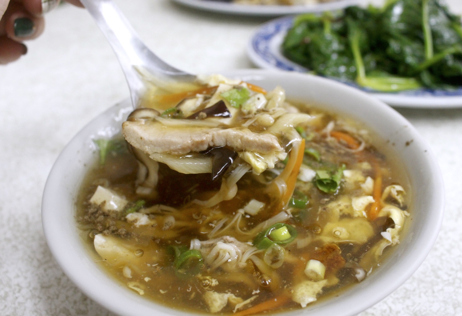 【台中 仇媽媽山東餃子館】在地巷弄40年老店。餃子店只有賣一種豬肉口味！搭配經典酸辣湯真好喝