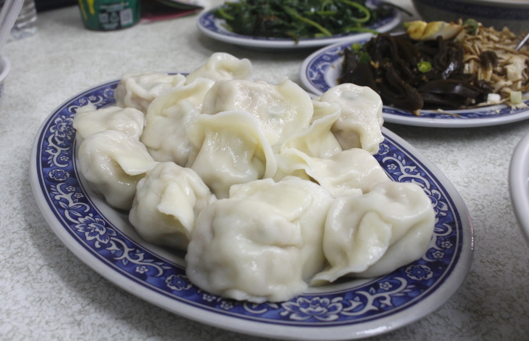 【台中 仇媽媽山東餃子館】在地巷弄40年老店。餃子店只有賣一種豬肉口味！搭配經典酸辣湯真好喝