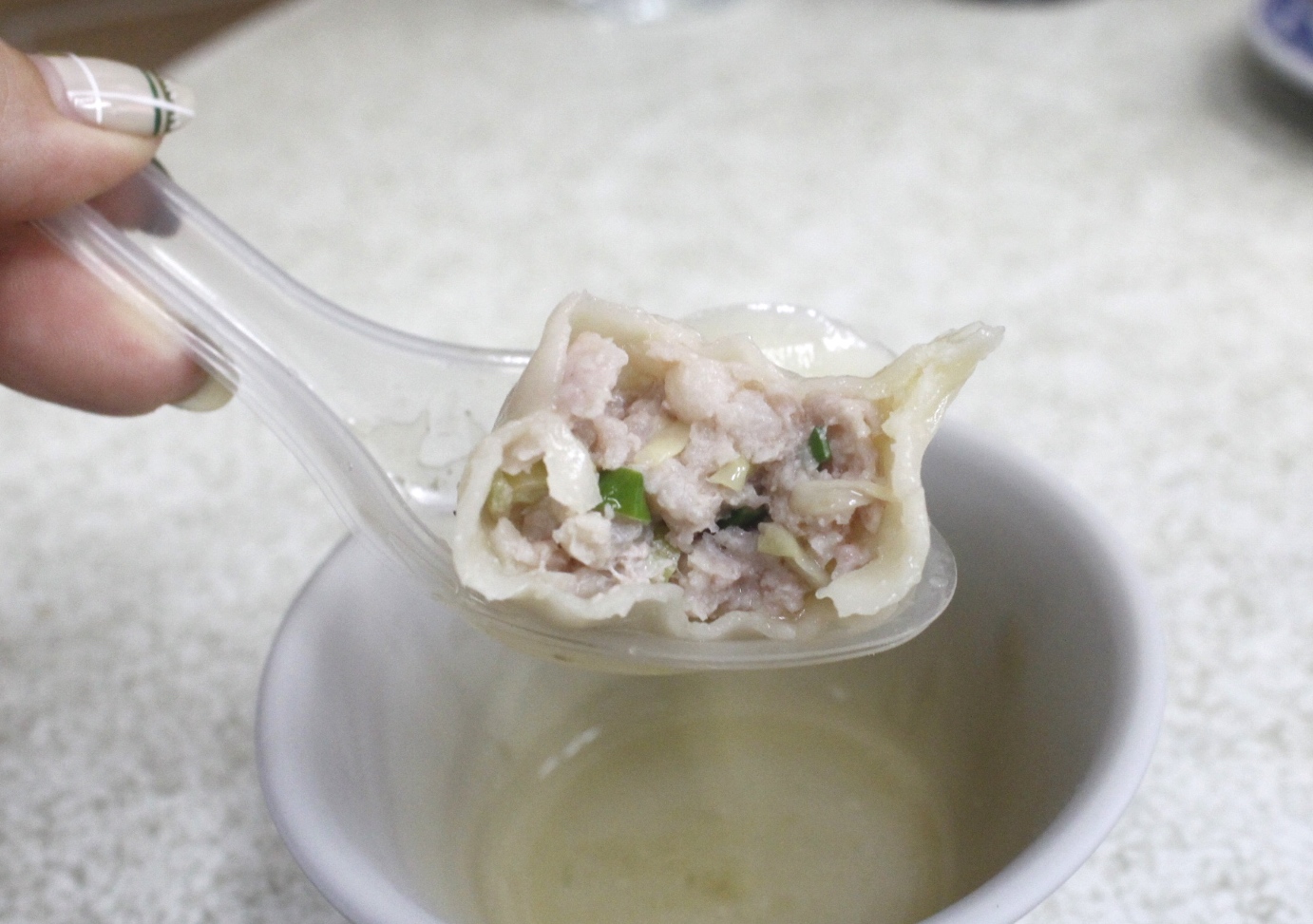 【台中 仇媽媽山東餃子館】在地巷弄40年老店。餃子店只有賣一種豬肉口味！搭配經典酸辣湯真好喝