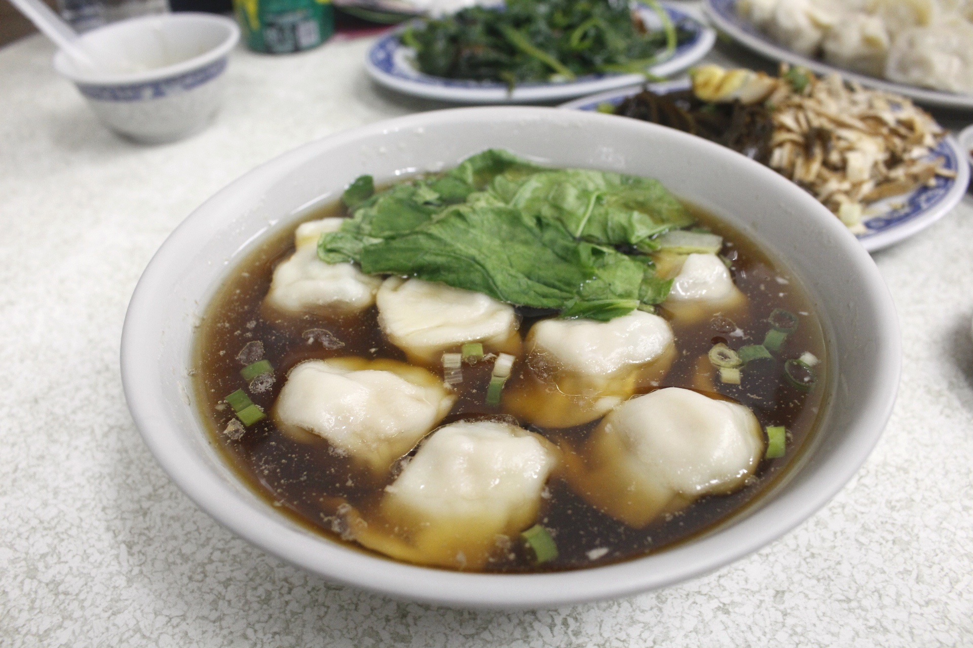 【台中 仇媽媽山東餃子館】在地巷弄40年老店。餃子店只有賣一種豬肉口味！搭配經典酸辣湯真好喝