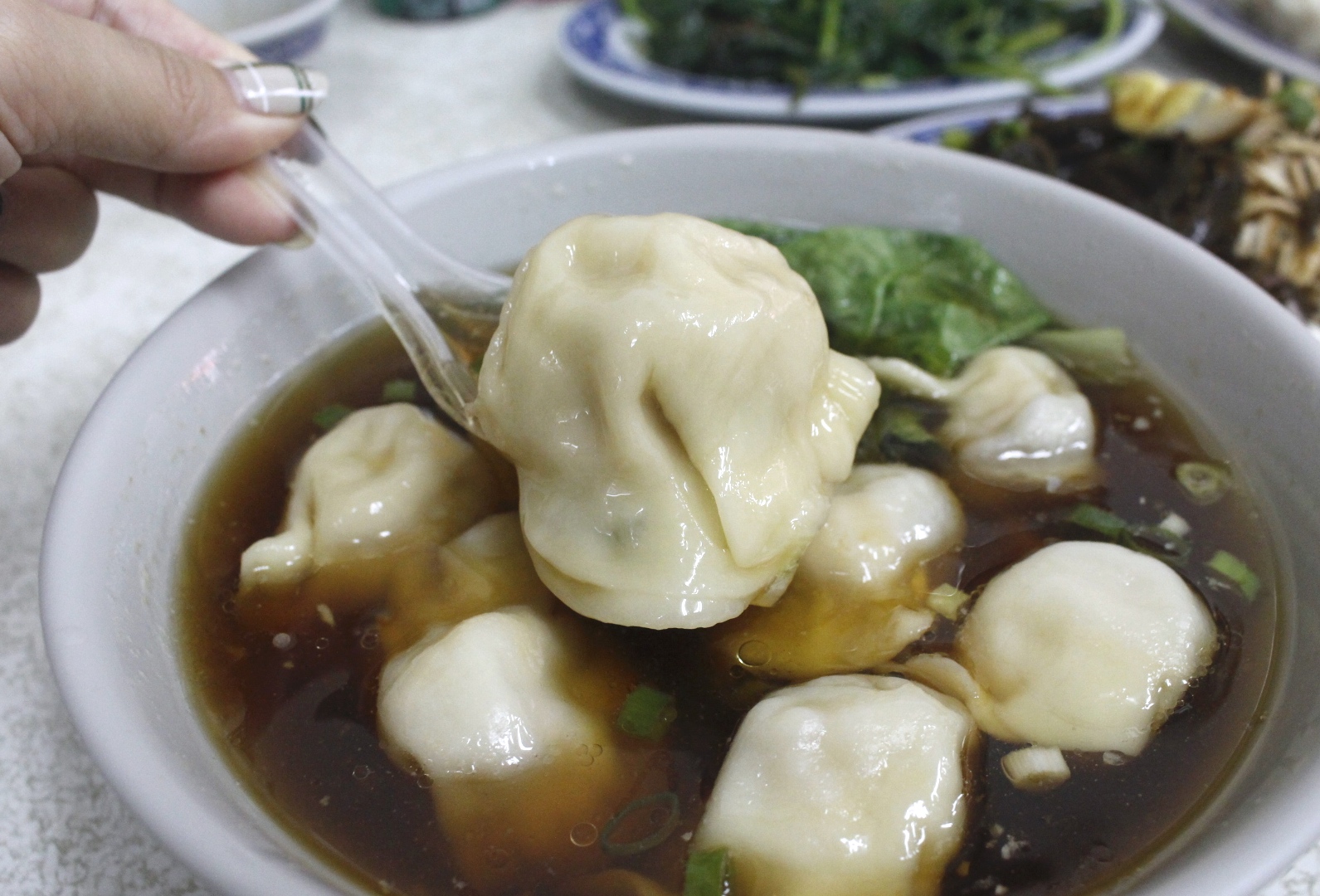 【台中 仇媽媽山東餃子館】在地巷弄40年老店。餃子店只有賣一種豬肉口味！搭配經典酸辣湯真好喝