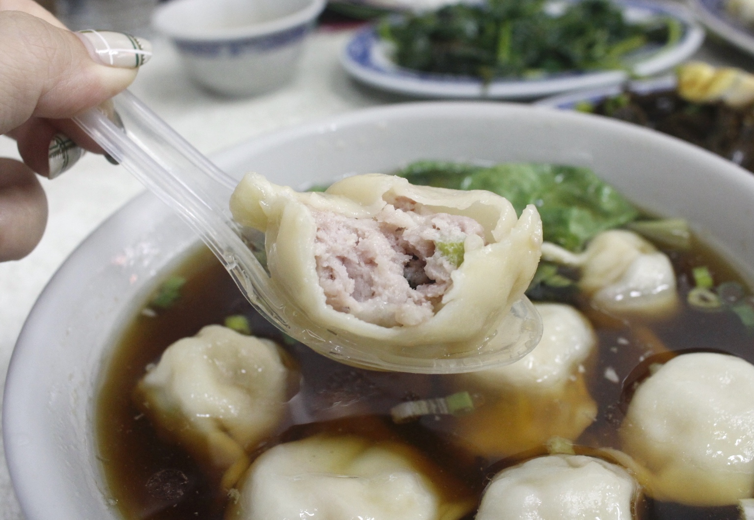 【台中 仇媽媽山東餃子館】在地巷弄40年老店。餃子店只有賣一種豬肉口味！搭配經典酸辣湯真好喝