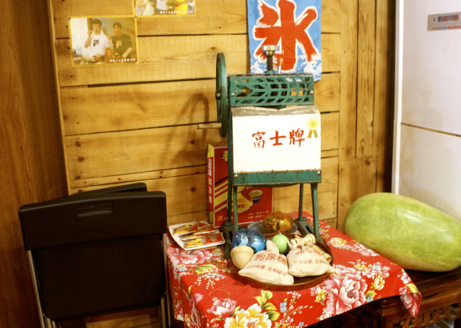 【台南 南泉冰菓室】安平區最浮誇的「鳯梨王國」一次用掉半顆鳳梨!三樓戶外還有賞河區和老街彩繪牆 【台南 南泉冰菓室】安平區最浮誇的「鳯梨王國」一次用掉半顆鳳梨!三樓戶外還有賞河區和老街彩繪牆