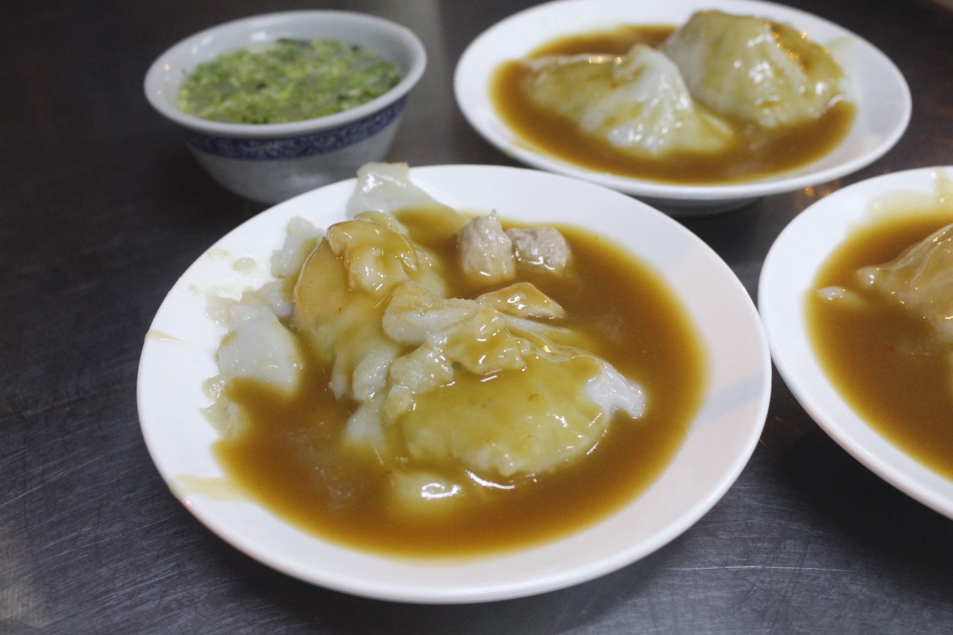 【台南 小吃三連發】在地人推福記肉圓、伴手禮名東現烤蛋糕、70年老店恭仔肉燥意麵 【台南 小吃三連發】在地人推福記肉圓、伴手禮名東現烤蛋糕、70年老店恭仔肉燥意麵
