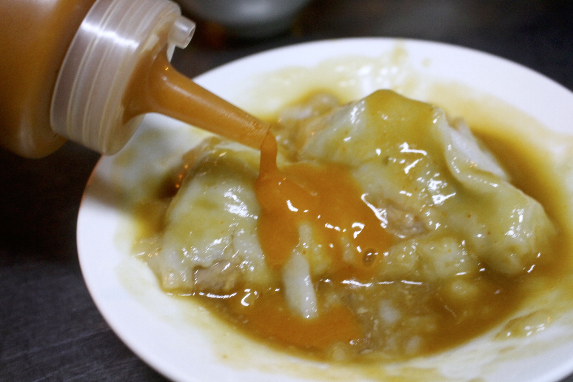 【台南 小吃三連發】在地人推福記肉圓、伴手禮名東現烤蛋糕、70年老店恭仔肉燥意麵 【台南 小吃三連發】在地人推福記肉圓、伴手禮名東現烤蛋糕、70年老店恭仔肉燥意麵