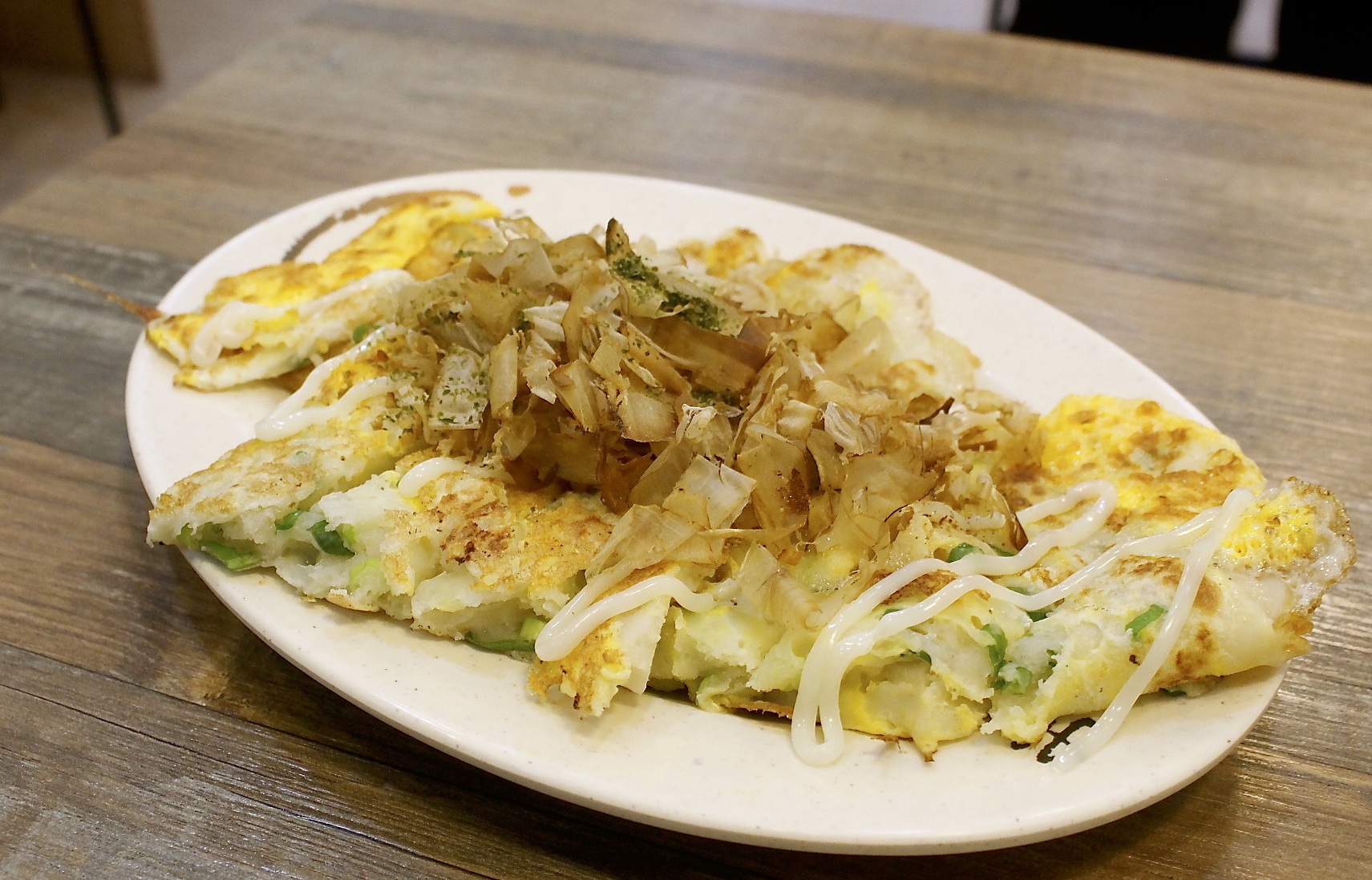 【桃園 京佬杯老蛋餅】傳承台中太平30年的好滋味。古早味粉漿蛋餅想加什麼配料自己選！