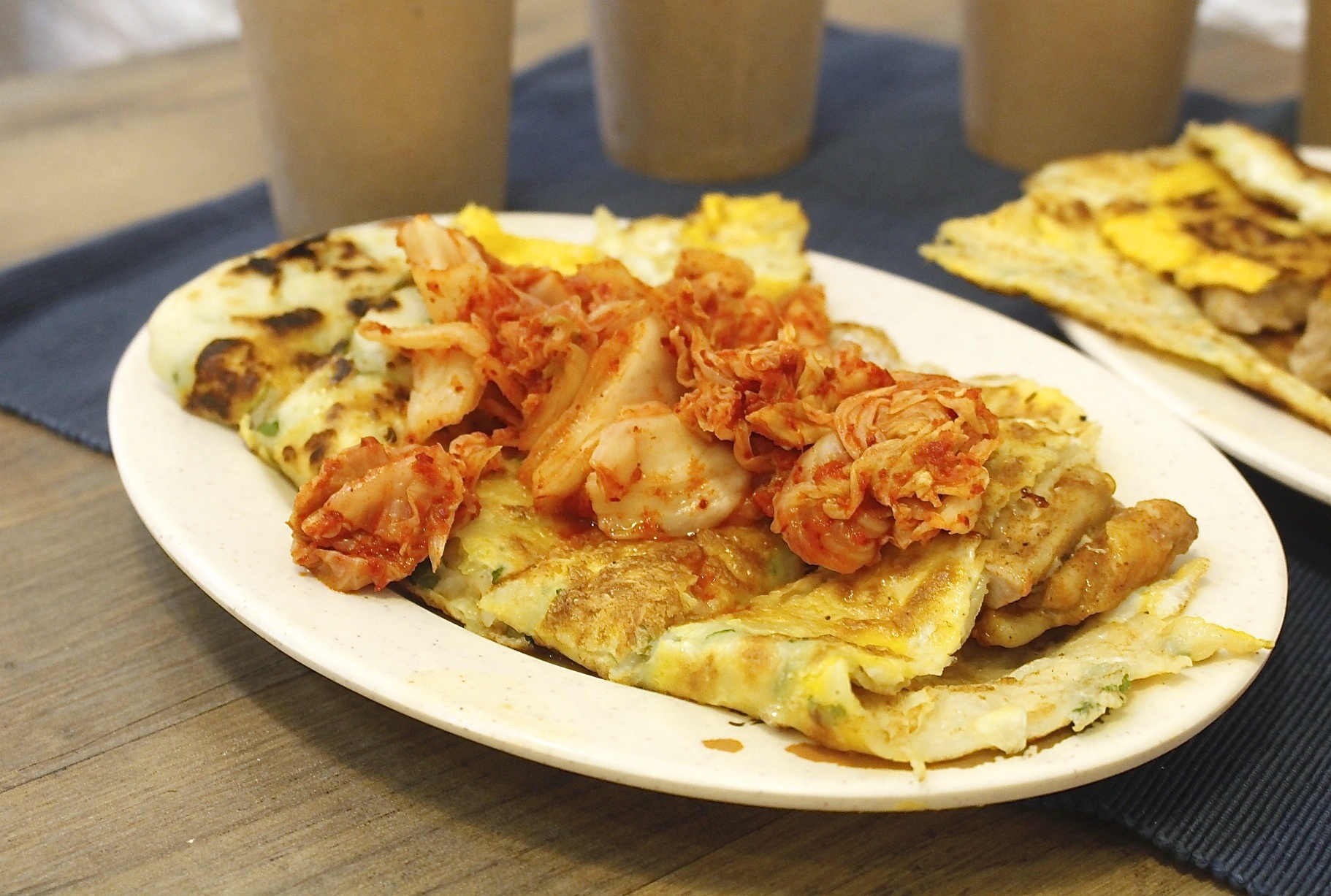 【桃園 京佬杯老蛋餅】傳承台中太平30年的好滋味。古早味粉漿蛋餅想加什麼配料自己選! 【桃園 京佬杯老蛋餅】傳承台中太平30年的好滋味。古早味粉漿蛋餅想加什麼配料自己選!