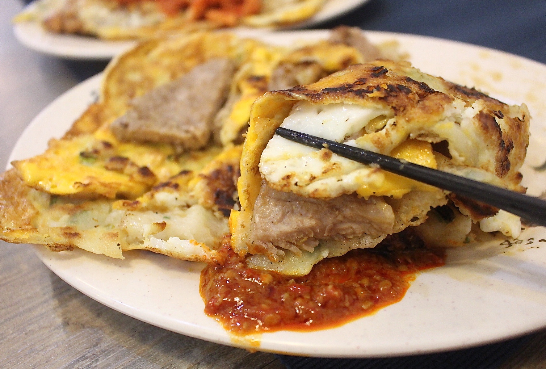 【桃園 京佬杯老蛋餅】傳承台中太平30年的好滋味。古早味粉漿蛋餅想加什麼配料自己選！