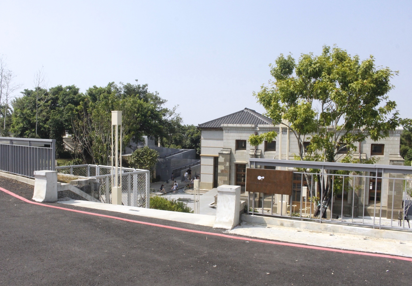 【新竹 水道取水口展示館】90年古蹟有了新生命。閃耀裝置藝術牆、淺水泡腳池、溜滑梯和攀岩 【新竹 水道取水口展示館】90年古蹟有了新生命。閃耀裝置藝術牆、淺水泡腳池、溜滑梯和攀岩