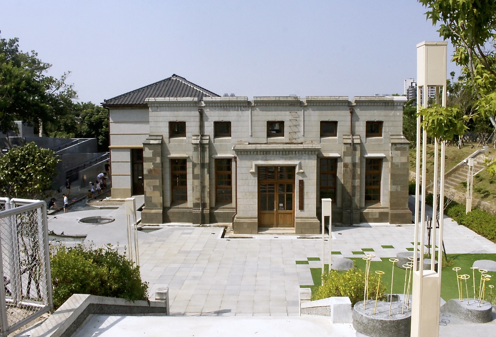 【新竹 水道取水口展示館】90年古蹟有了新生命。閃耀裝置藝術牆、淺水泡腳池、溜滑梯和攀岩 【新竹 水道取水口展示館】90年古蹟有了新生命。閃耀裝置藝術牆、淺水泡腳池、溜滑梯和攀岩