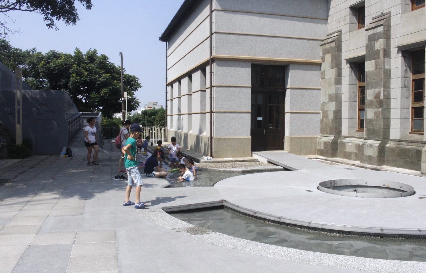 【新竹 水道取水口展示館】90年古蹟有了新生命。閃耀裝置藝術牆、淺水泡腳池、溜滑梯和攀岩