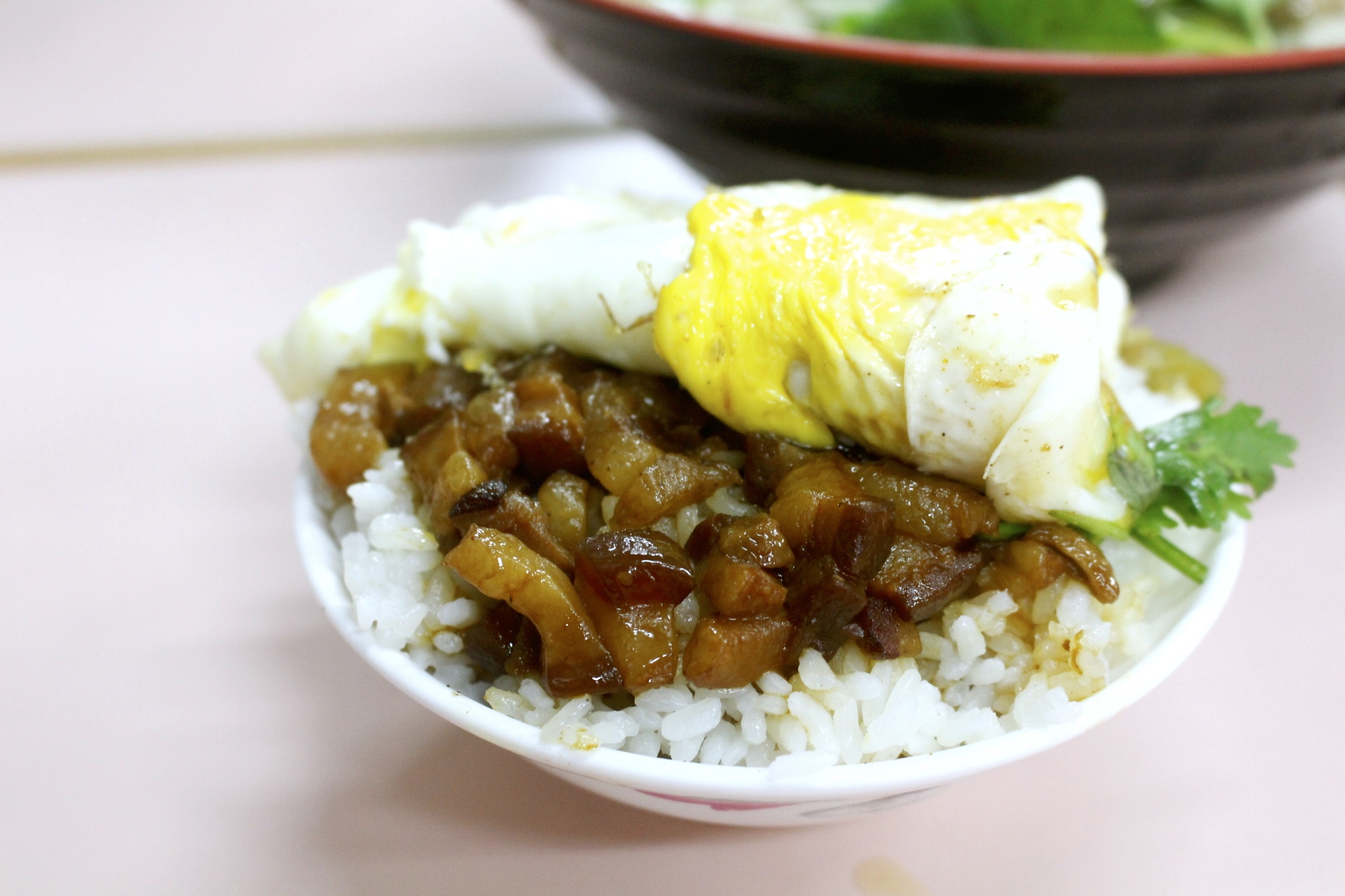 【新竹 老五鹹粥】湖口小吃美食指標。必吃得獎「波霸滷肉飯」黑板還有整面隱藏版菜單! 【新竹 老五鹹粥】湖口小吃美食指標。必吃得獎「波霸滷肉飯」黑板還有整面隱藏版菜單!