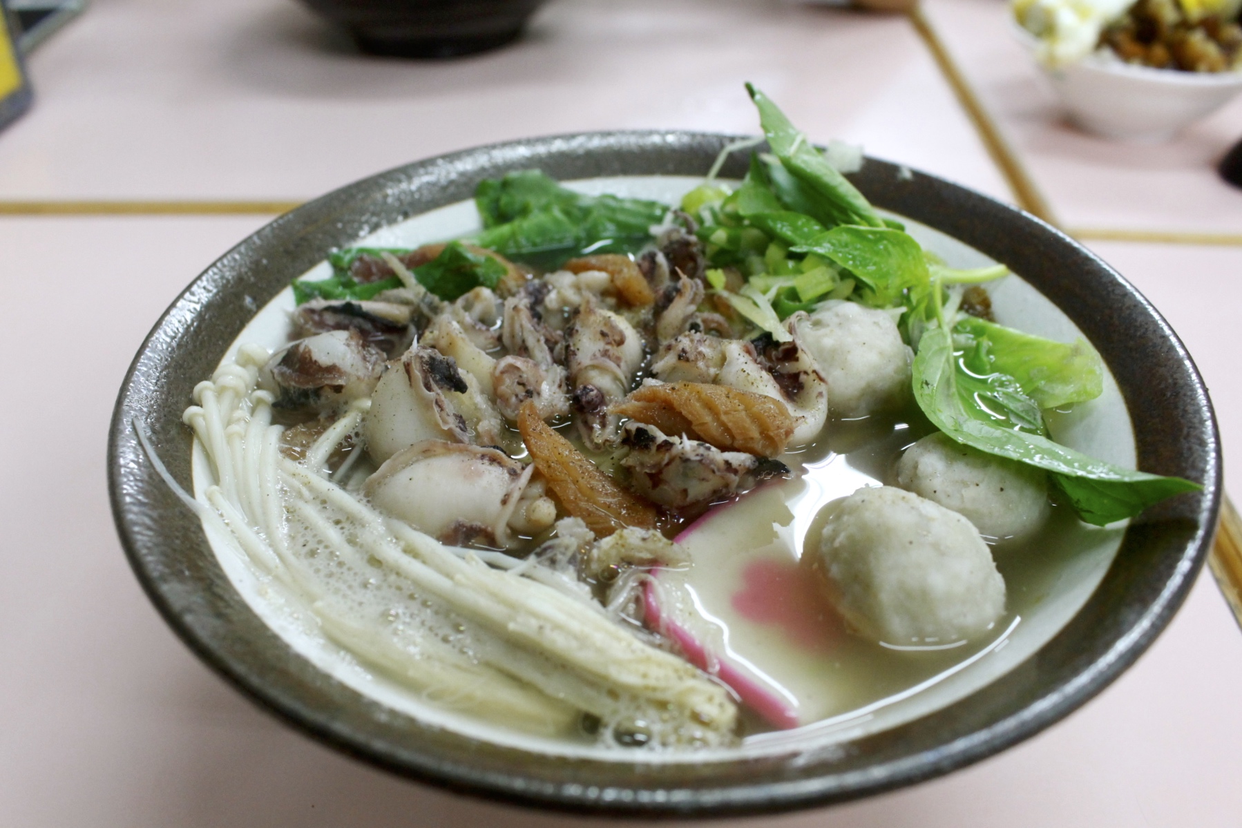【新竹 老五鹹粥】湖口小吃美食指標。必吃得獎「波霸滷肉飯」黑板還有整面隱藏版菜單! 【新竹 老五鹹粥】湖口小吃美食指標。必吃得獎「波霸滷肉飯」黑板還有整面隱藏版菜單!