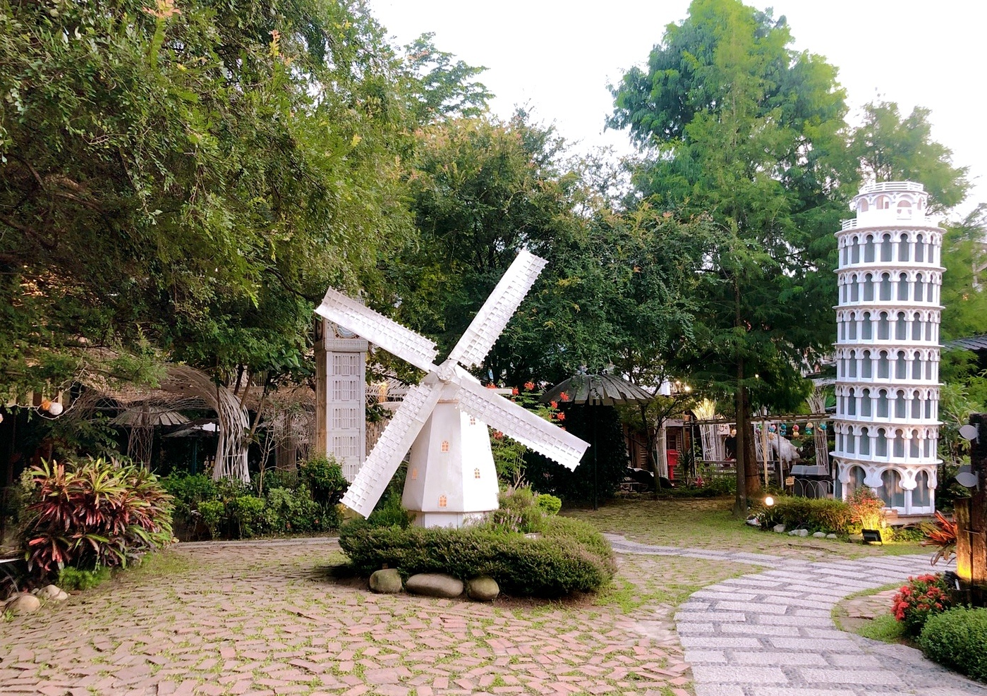 【台中 紙箱王創意園區】新玩法!鋼雕藝術么么空中步道、巨型蘑菇屋,還能體驗蒸氣造型紙火車! 【台中 紙箱王創意園區】新玩法!鋼雕藝術么么空中步道、巨型蘑菇屋,還能體驗蒸氣造型紙火車!