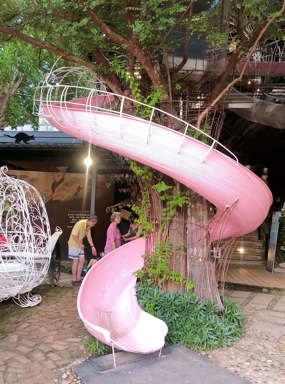 【台中 紙箱王創意園區】新玩法!鋼雕藝術么么空中步道、巨型蘑菇屋,還能體驗蒸氣造型紙火車! 【台中 紙箱王創意園區】新玩法!鋼雕藝術么么空中步道、巨型蘑菇屋,還能體驗蒸氣造型紙火車!