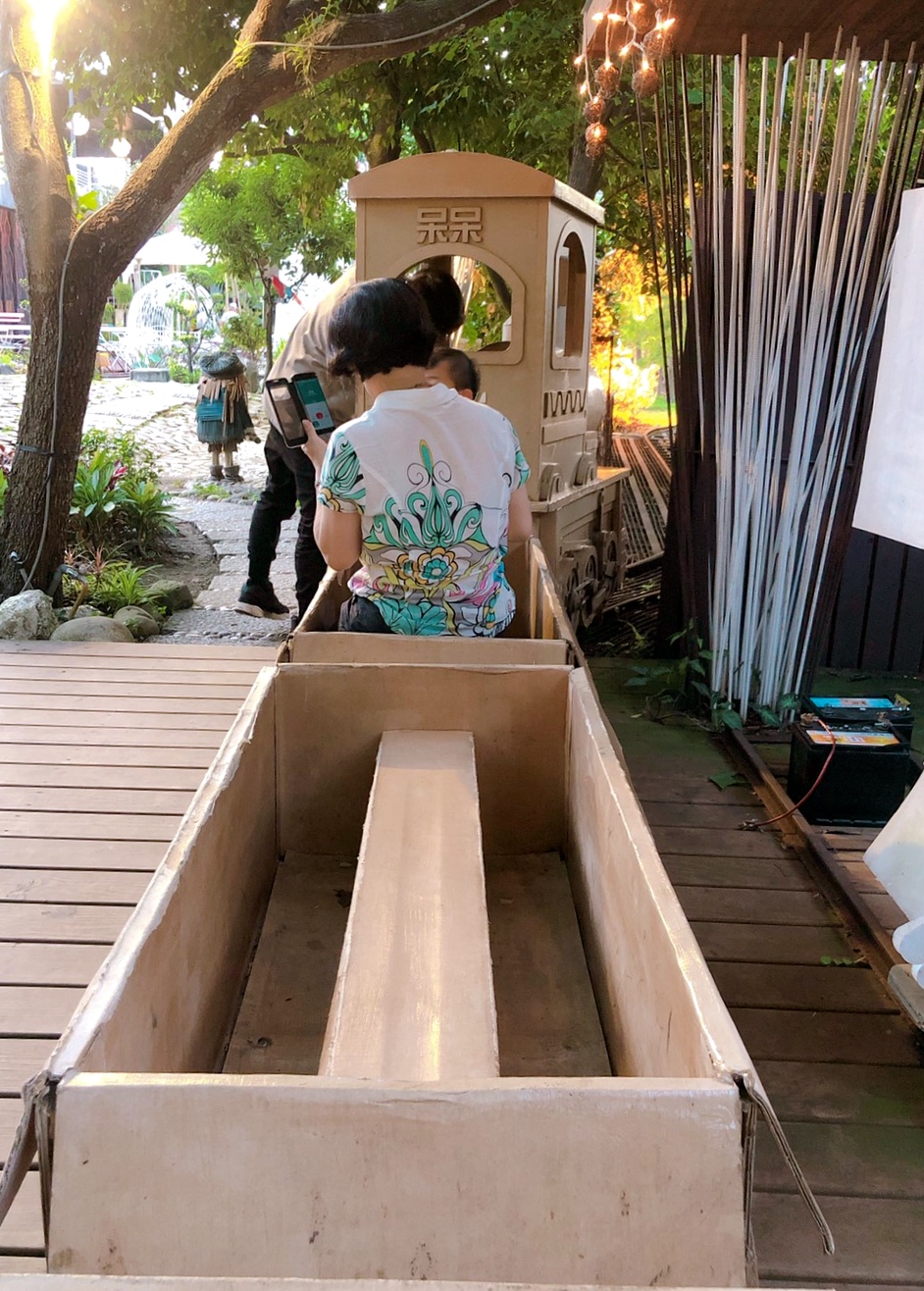 【台中 紙箱王創意園區】新玩法!鋼雕藝術么么空中步道、巨型蘑菇屋,還能體驗蒸氣造型紙火車! 【台中 紙箱王創意園區】新玩法!鋼雕藝術么么空中步道、巨型蘑菇屋,還能體驗蒸氣造型紙火車!