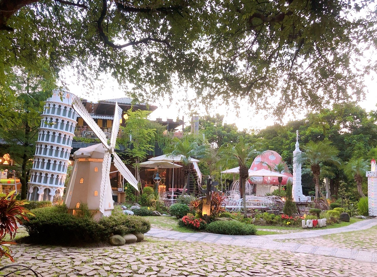 【台中 紙箱王創意園區】新玩法!鋼雕藝術么么空中步道、巨型蘑菇屋,還能體驗蒸氣造型紙火車! 【台中 紙箱王創意園區】新玩法!鋼雕藝術么么空中步道、巨型蘑菇屋,還能體驗蒸氣造型紙火車!