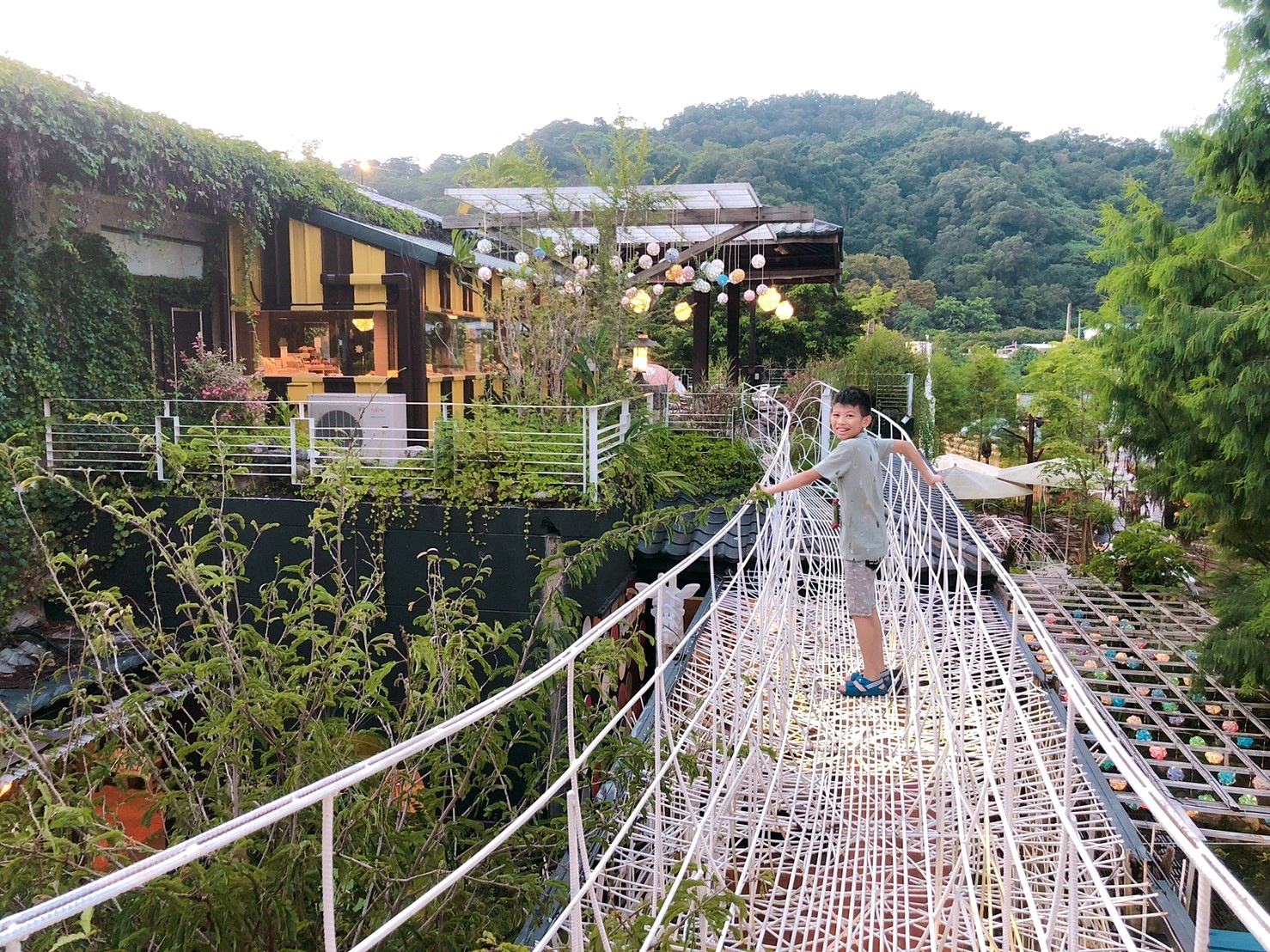 【台中 紙箱王創意園區】新玩法!鋼雕藝術么么空中步道、巨型蘑菇屋,還能體驗蒸氣造型紙火車! 【台中 紙箱王創意園區】新玩法!鋼雕藝術么么空中步道、巨型蘑菇屋,還能體驗蒸氣造型紙火車!