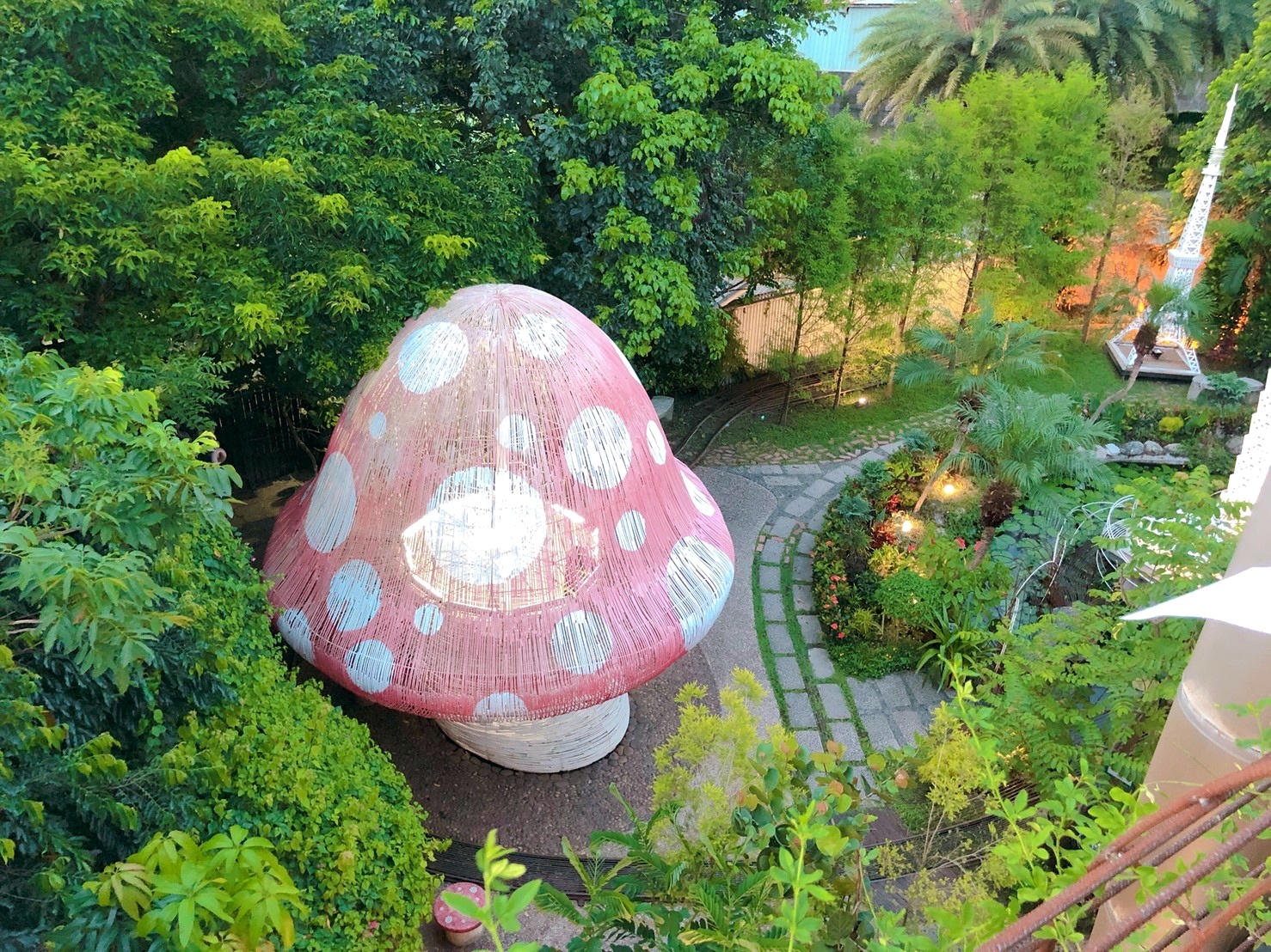【台中 紙箱王創意園區】新玩法！鋼雕藝術么么空中步道、巨型蘑菇屋，還能體驗蒸氣造型紙火車！