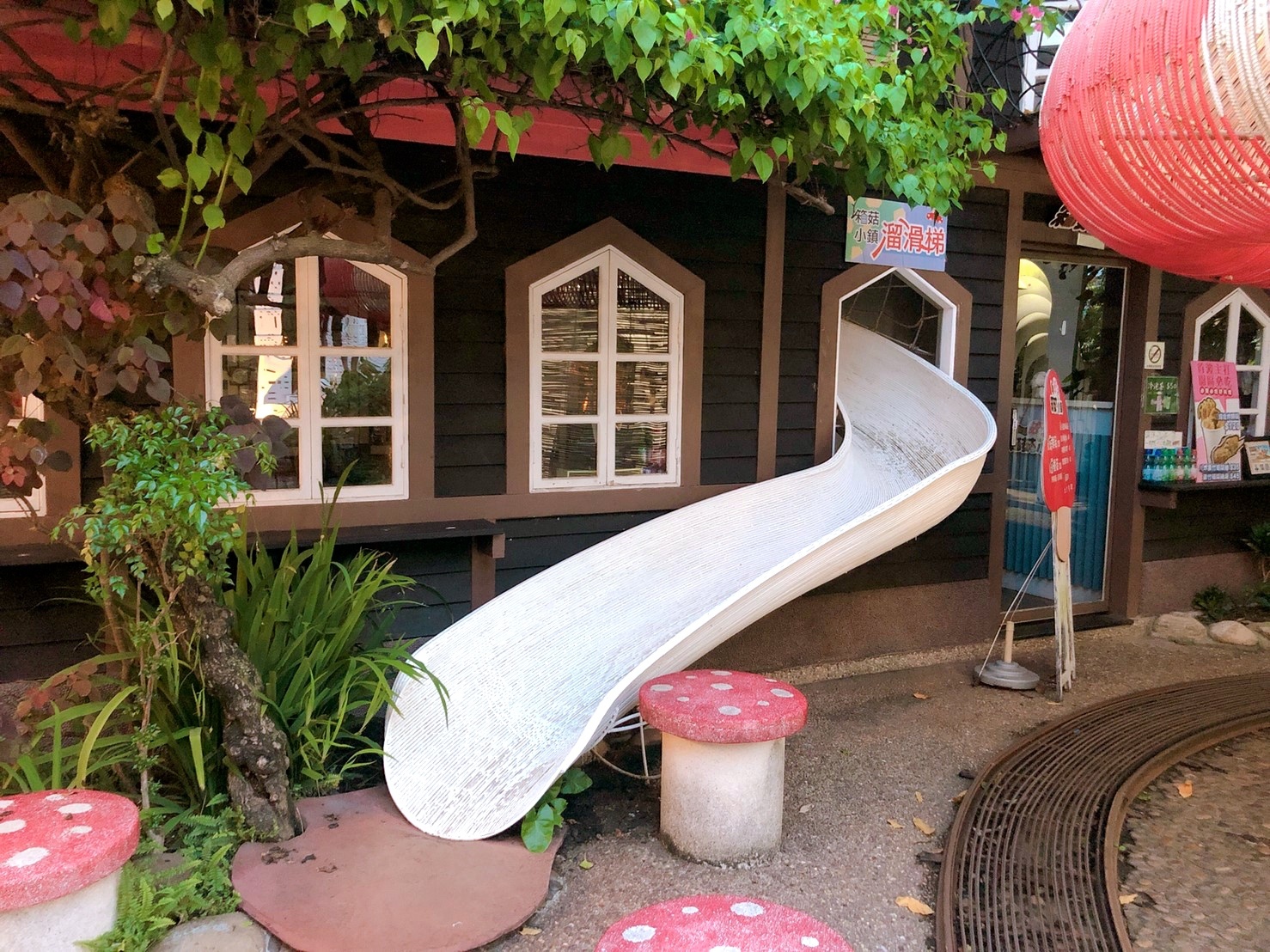 【台中 紙箱王創意園區】新玩法!鋼雕藝術么么空中步道、巨型蘑菇屋,還能體驗蒸氣造型紙火車! 【台中 紙箱王創意園區】新玩法!鋼雕藝術么么空中步道、巨型蘑菇屋,還能體驗蒸氣造型紙火車!