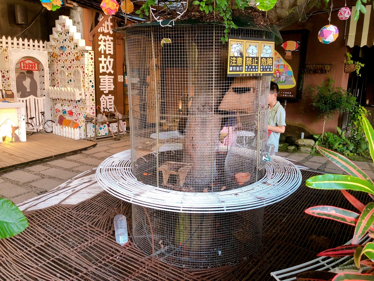 【台中 紙箱王創意園區】新玩法!鋼雕藝術么么空中步道、巨型蘑菇屋,還能體驗蒸氣造型紙火車! 【台中 紙箱王創意園區】新玩法!鋼雕藝術么么空中步道、巨型蘑菇屋,還能體驗蒸氣造型紙火車!