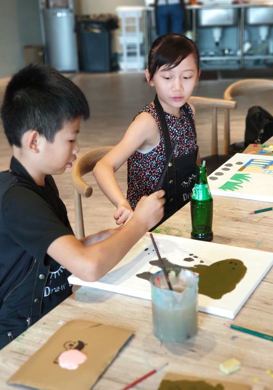【桃園 夢工場 畫.吧】完全自由創作！屬於自己的創意活動空間.UV畫喚起畫作新生命