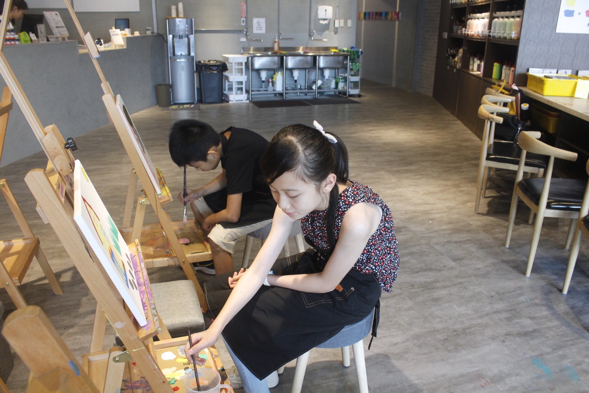 【桃園 夢工場 畫.吧】完全自由創作！屬於自己的創意活動空間.UV畫喚起畫作新生命