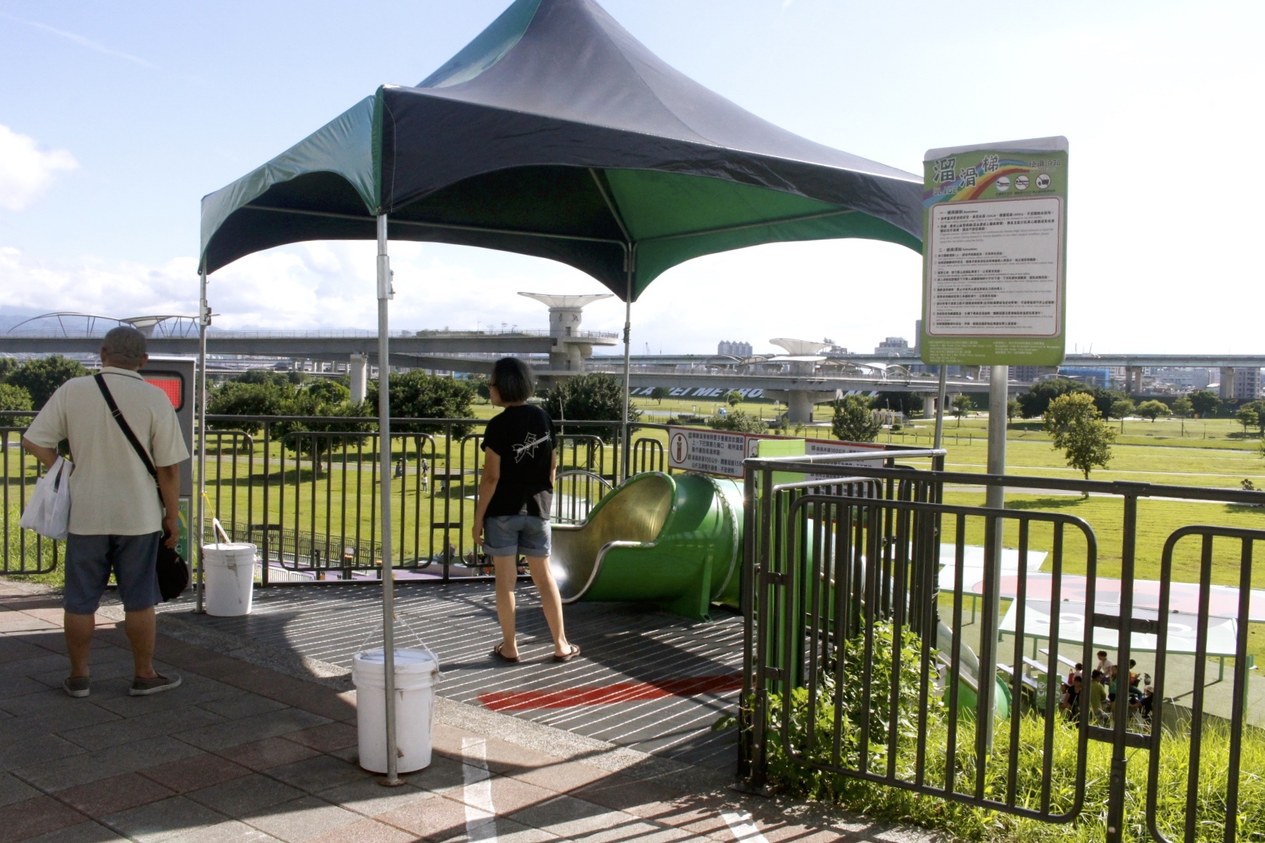 【玩 瀑布滑草場】玩滑草不用到郊區！大都會公園最新玩點「七公尺高滑草場」請自備滑草板