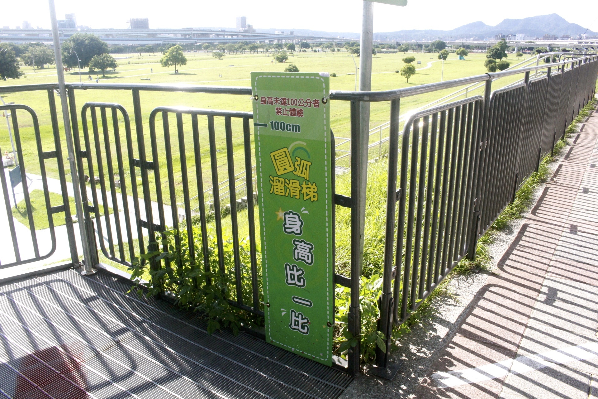 【玩 瀑布滑草場】玩滑草不用到郊區！大都會公園最新玩點「七公尺高滑草場」請自備滑草板
