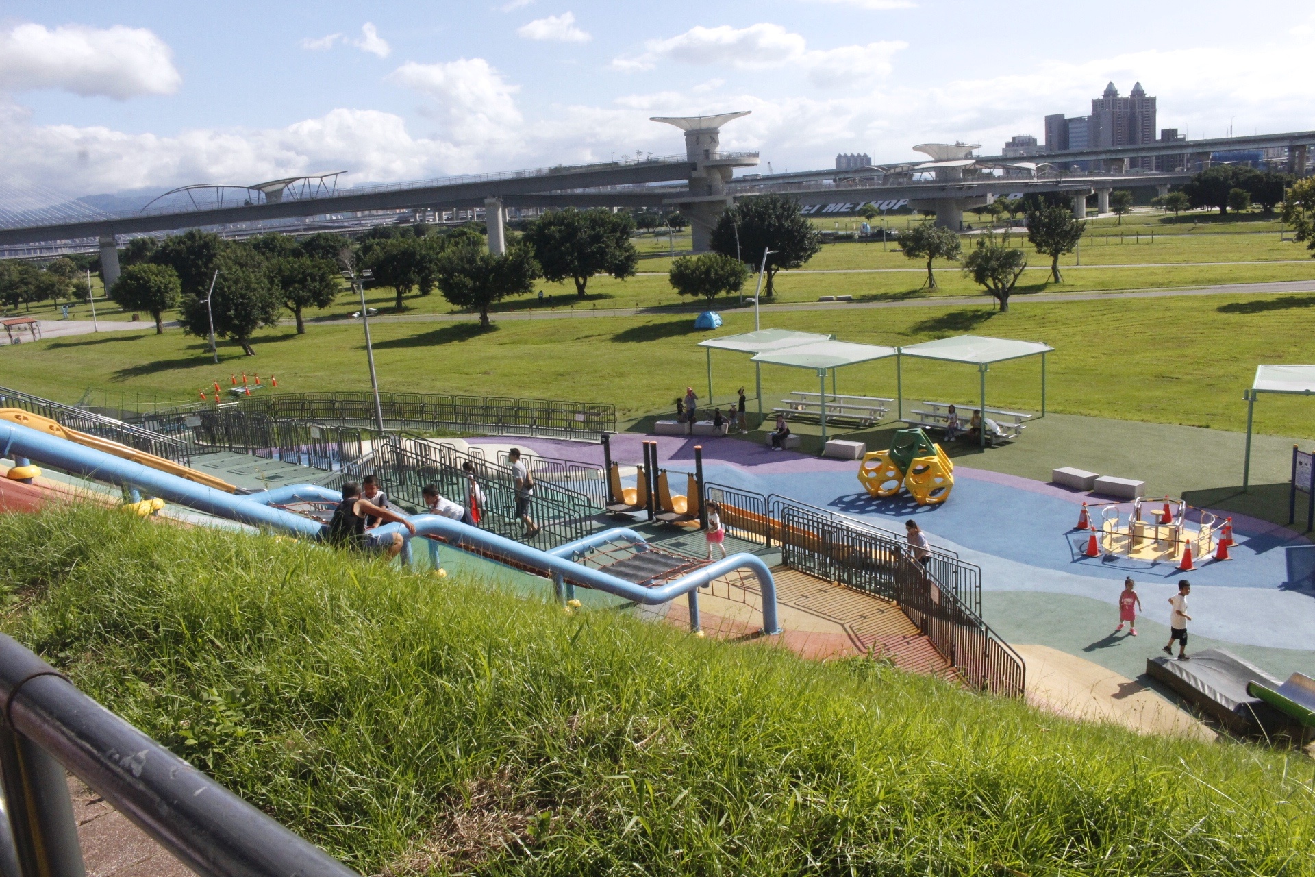 【玩 瀑布滑草場】玩滑草不用到郊區！大都會公園最新玩點「七公尺高滑草場」請自備滑草板