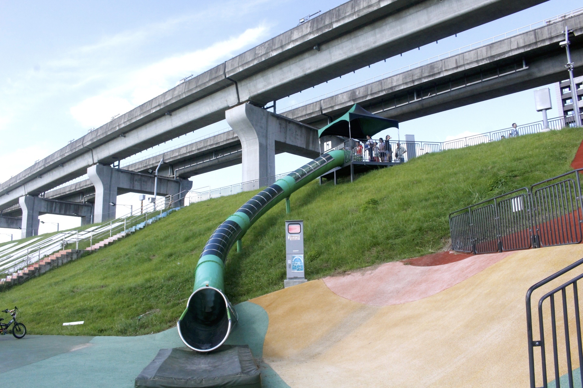 【玩 瀑布滑草場】玩滑草不用到郊區！大都會公園最新玩點「七公尺高滑草場」請自備滑草板