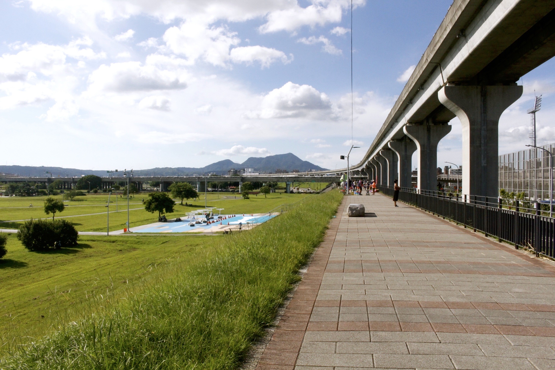 【玩 瀑布滑草場】玩滑草不用到郊區！大都會公園最新玩點「七公尺高滑草場」請自備滑草板