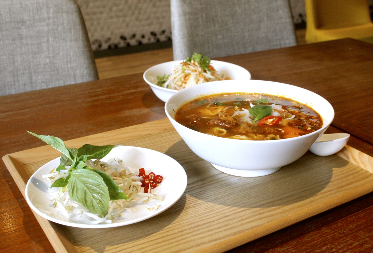 【食 金福越式河粉】藏匿民宅巷弄KING PHO BAR。超設計感越式餐館.內用提供泰式奶茶喝到飽!