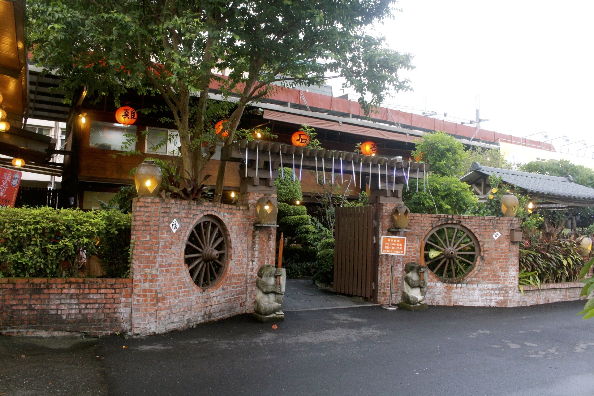 【食 福哥石窯雞】礁溪好評「石窯烤雞」選用台東放養黑羽土雞。糕渣、雞汁悶筍必點! 【食 福哥石窯雞】礁溪好評「石窯烤雞」選用台東放養黑羽土雞。糕渣、雞汁悶筍必點!
