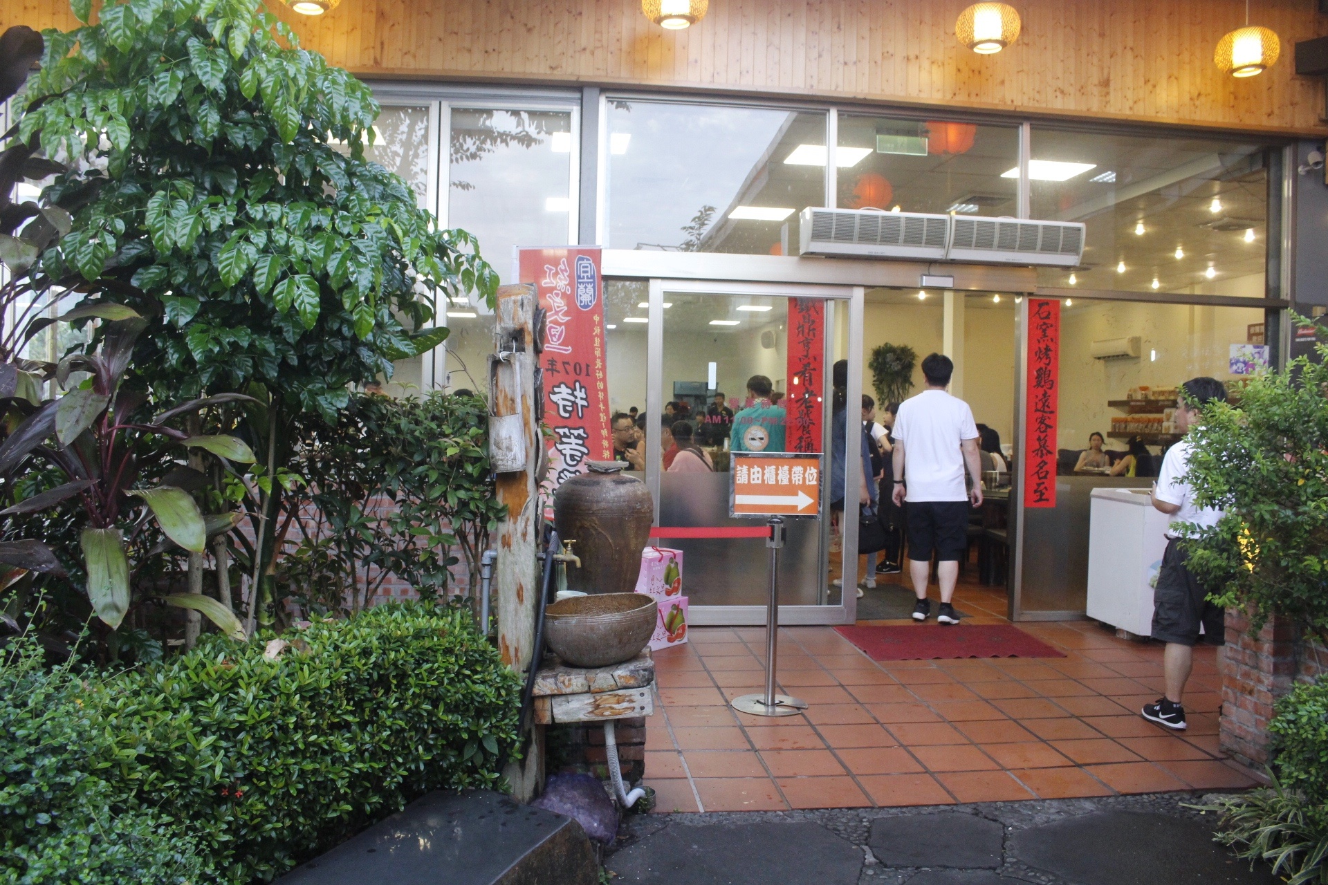【食 福哥石窯雞】礁溪好評「石窯烤雞」選用台東放養黑羽土雞。糕渣、雞汁悶筍必點！