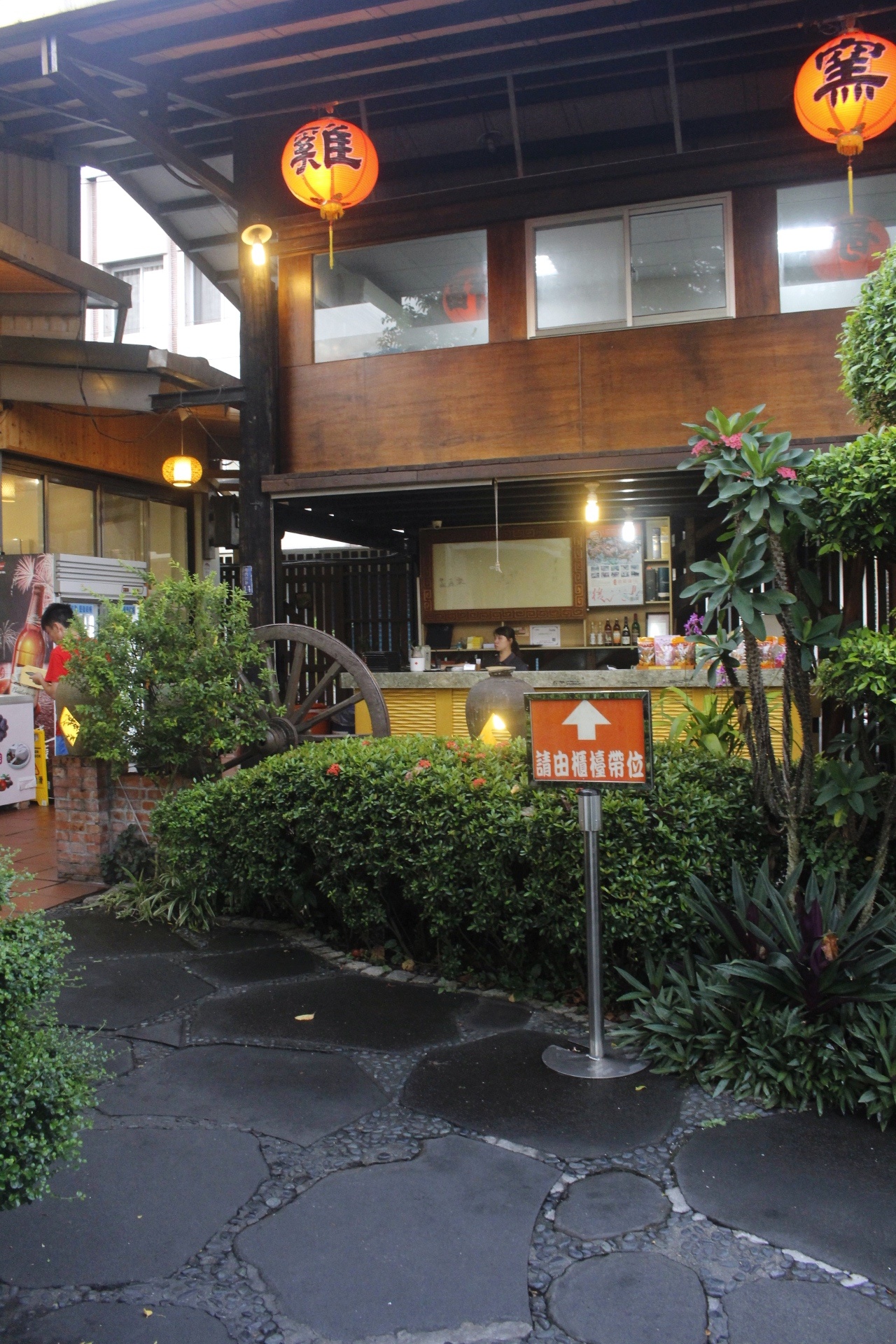 【食 福哥石窯雞】礁溪好評「石窯烤雞」選用台東放養黑羽土雞。糕渣、雞汁悶筍必點! 【食 福哥石窯雞】礁溪好評「石窯烤雞」選用台東放養黑羽土雞。糕渣、雞汁悶筍必點!