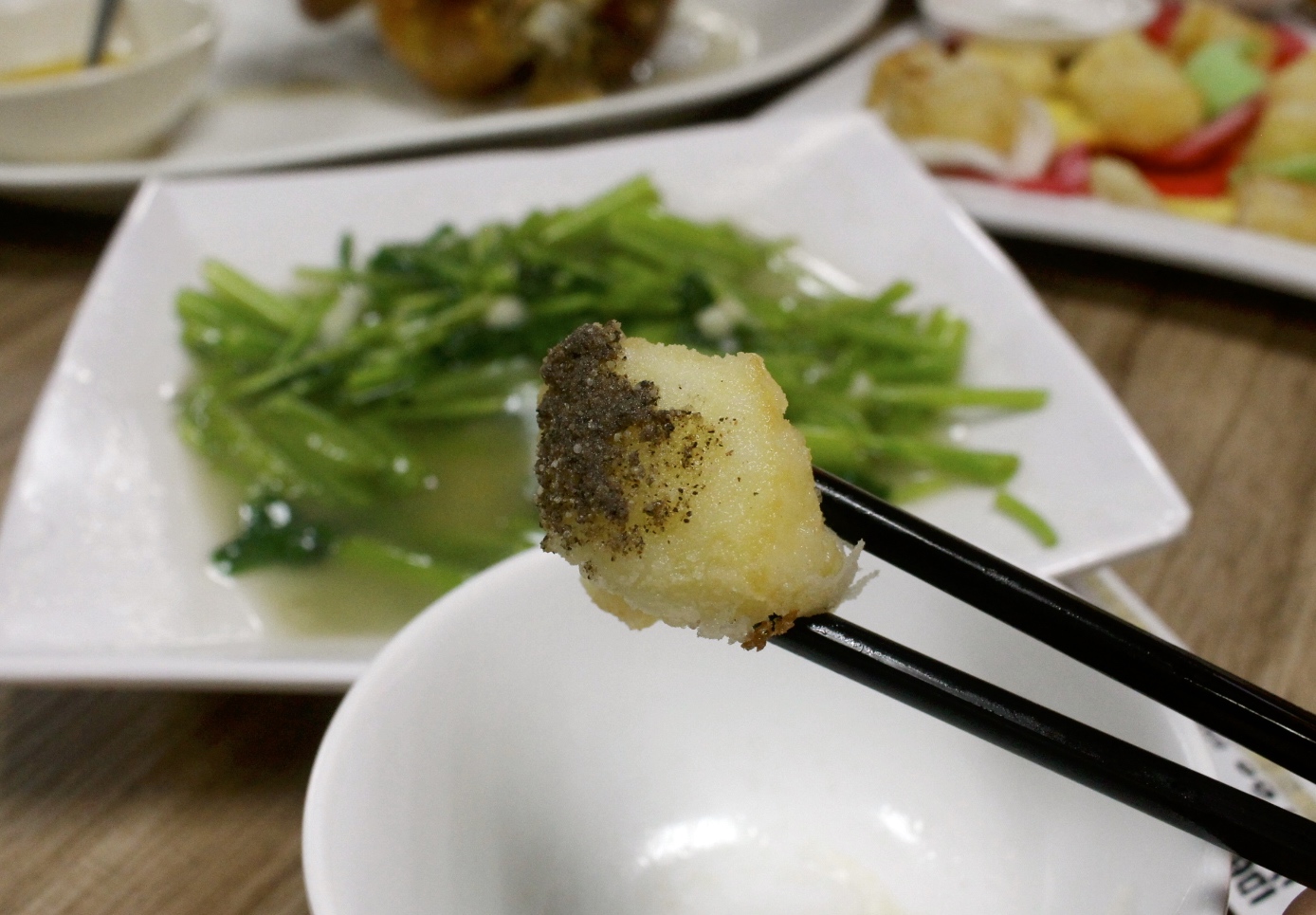 【食 福哥石窯雞】礁溪好評「石窯烤雞」選用台東放養黑羽土雞。糕渣、雞汁悶筍必點! 【食 福哥石窯雞】礁溪好評「石窯烤雞」選用台東放養黑羽土雞。糕渣、雞汁悶筍必點!